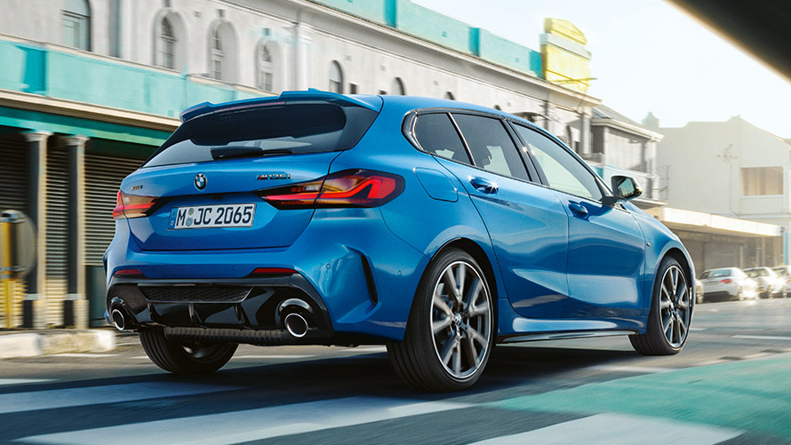 BMW Série 1 2018 vue de trois quarts arrière, en mouvement BMW Série 1 F40 en Misano Blau metallic, vue arrière, en mouvement.