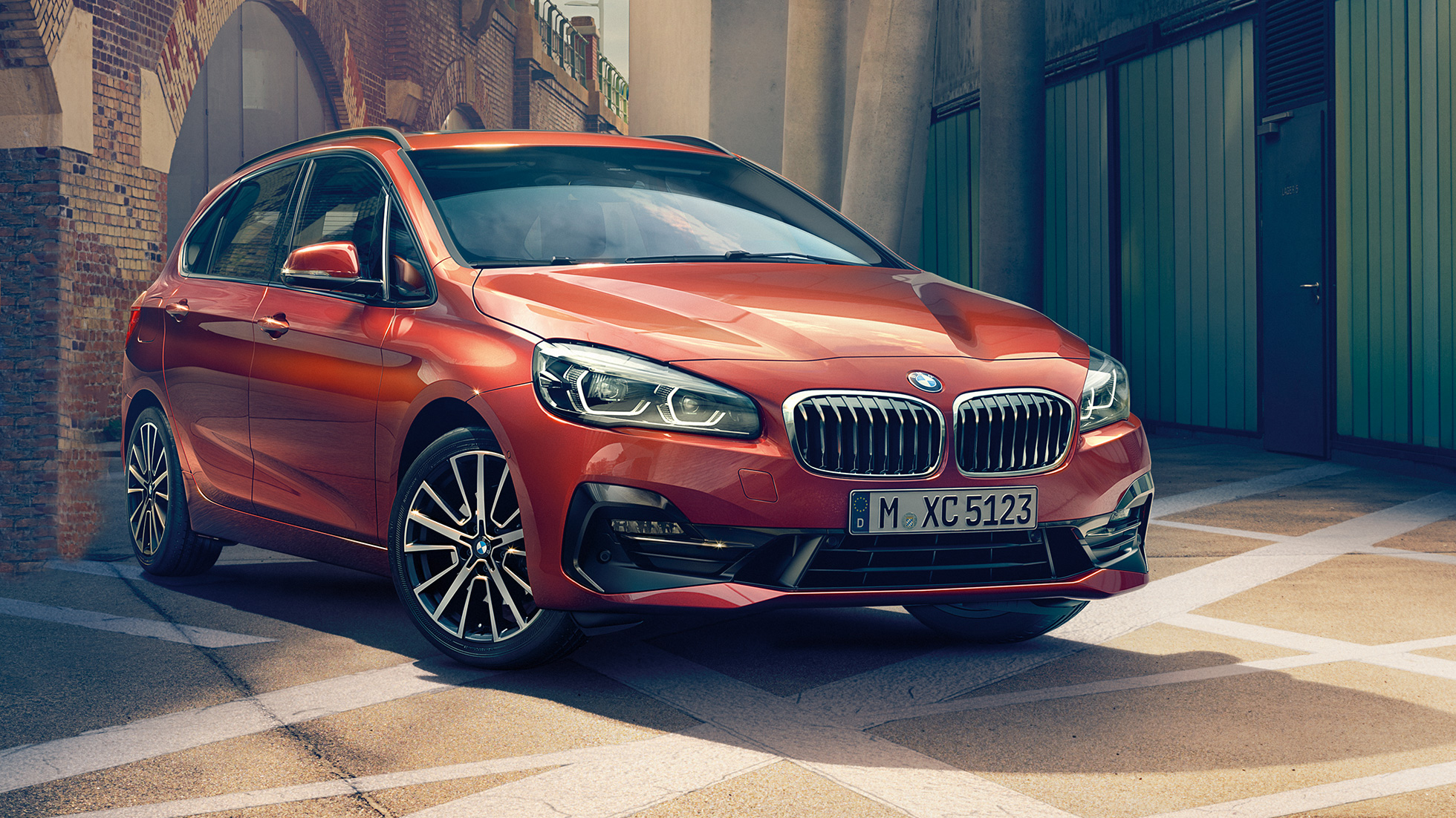Extérieur de la BMW Série 2 Active Tourer F45 BMW Série 2 Active Tourer F45 restylage 2018 Sunset Orange metallic, vue de trois quart avant, en stationnement dans une ruelle