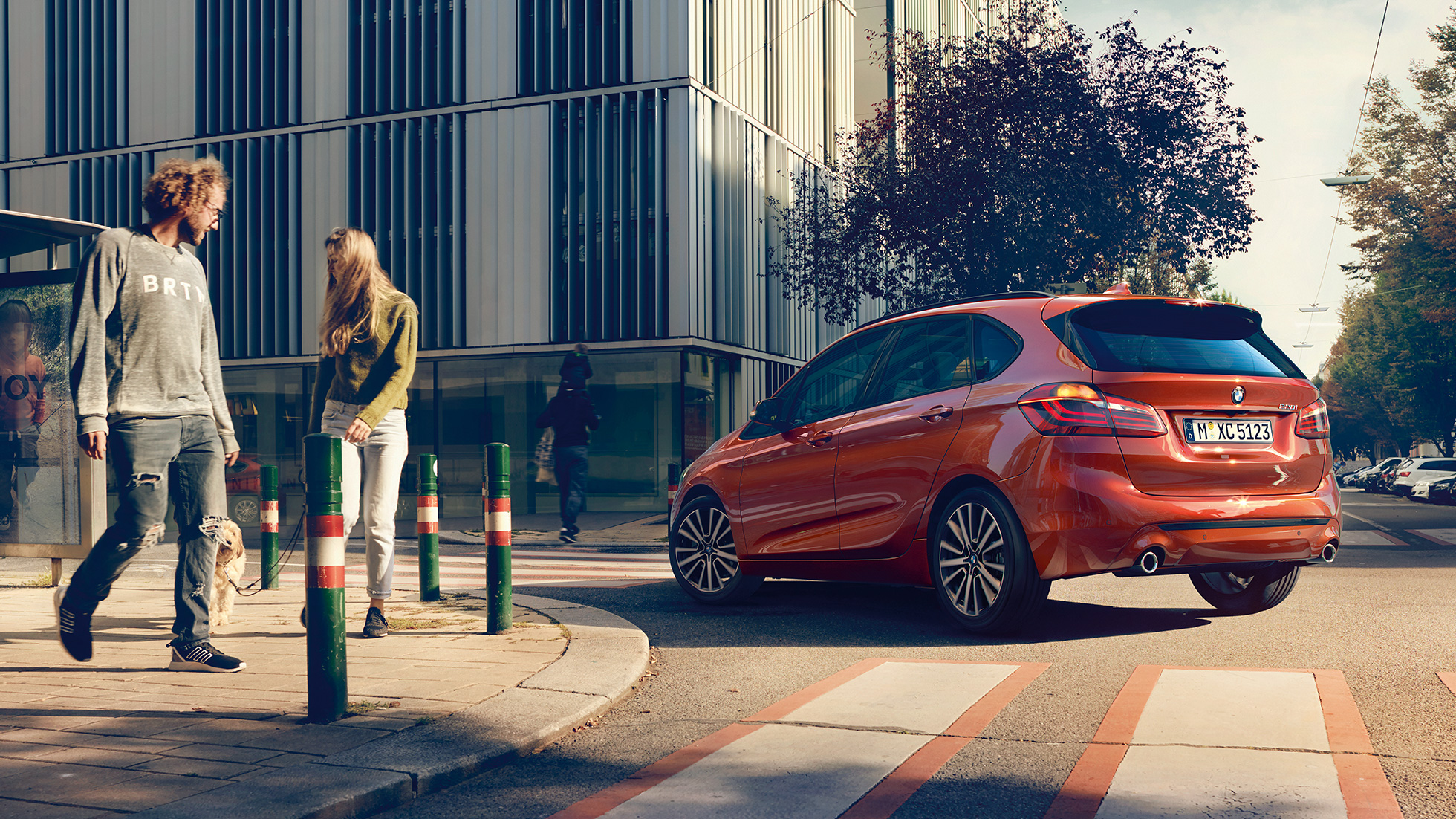 Dynamique de conduite de la BMW série 2 Active Tourer F45 Dynamique de conduite de la BMW Série 2 Active Tourer 220i F45 2018 Sunset Orange metallic vue de trois quarts arrière