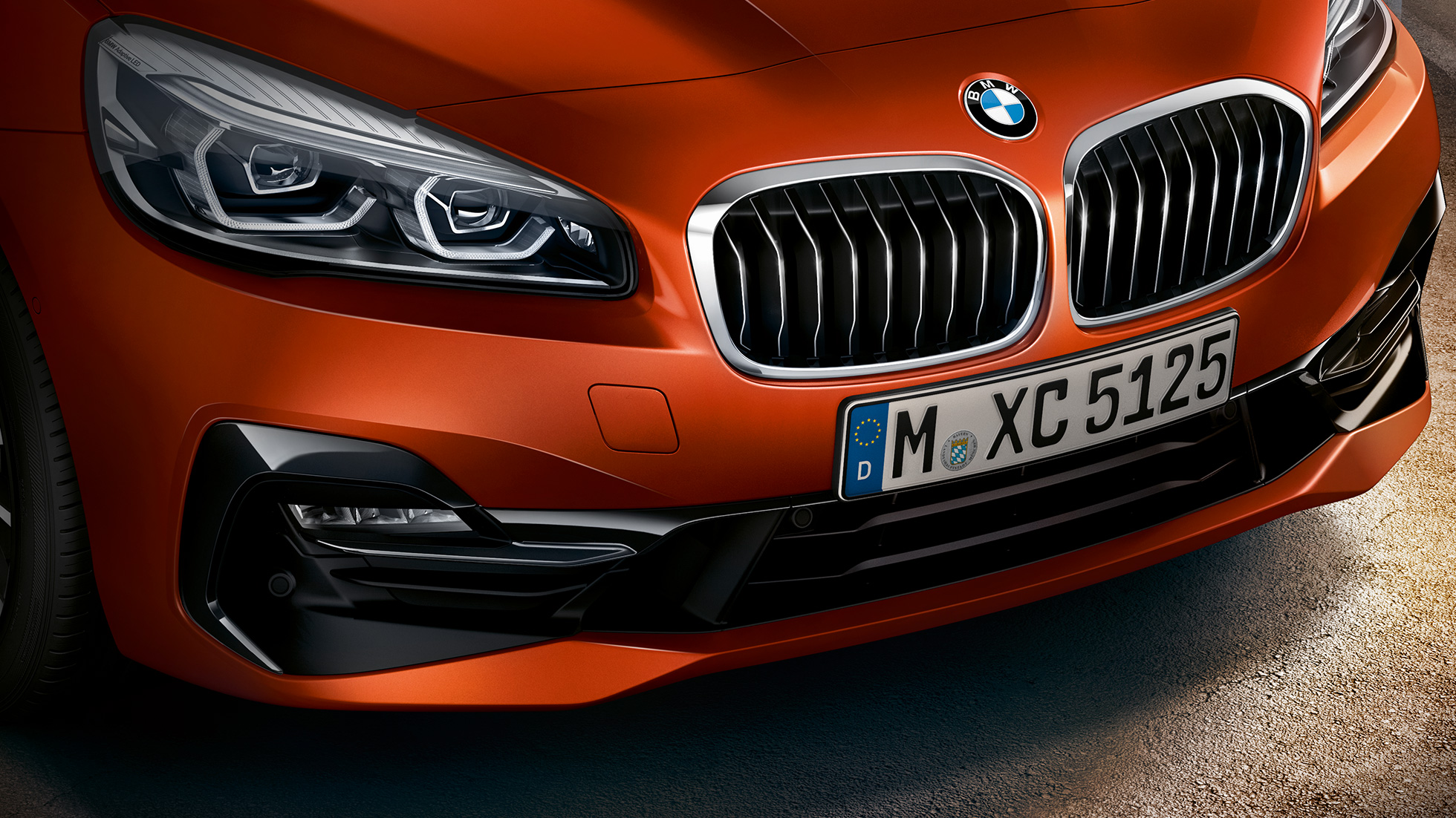 Doubles naseaux de la BMW Série 2 Active Tourer F45 Doubles naseaux de la BMW Série 2 Active Tourer F45 restylage 2018 Sunset Orange metallic vue en gros plan avant