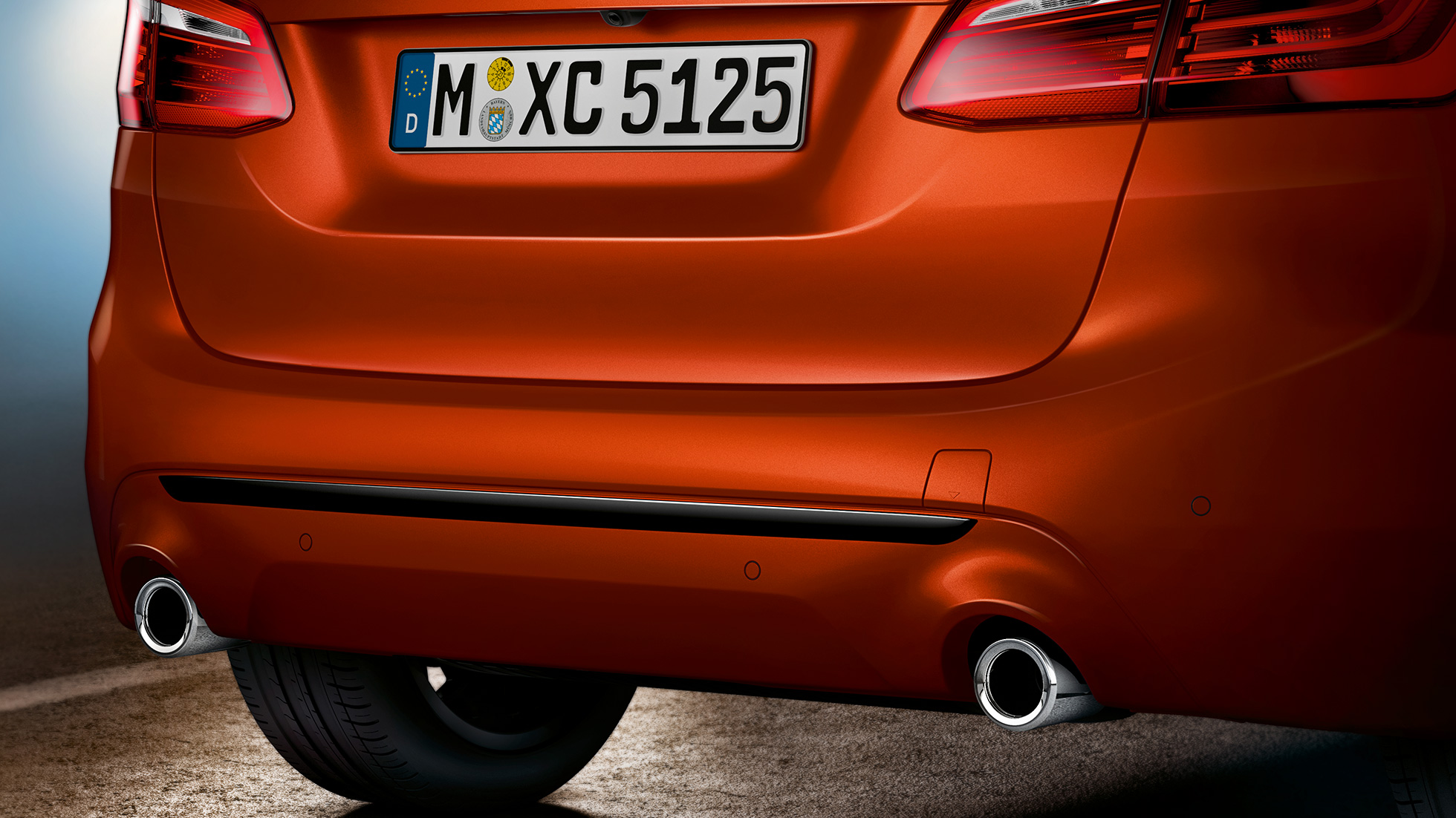 Partie arrière de la BMW Série 2 Active Tourer F45 Partie arrière de la BMW Série 2 Active Tourer 220i F45 restylage 2018 Sunset Orange metallic vue en gros plan arrière