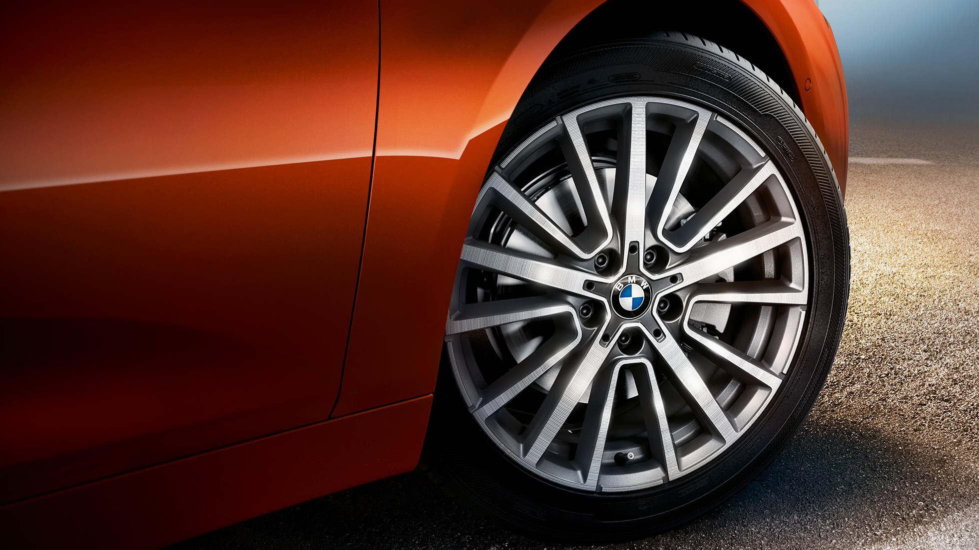Jantes en aluminium de la BMW Série 2 Active Tourer F45 Jantes de la BMW Série 2 Active Tourer F45 restylage 2018 Sunset Orange metallic vue en gros plan de la jante