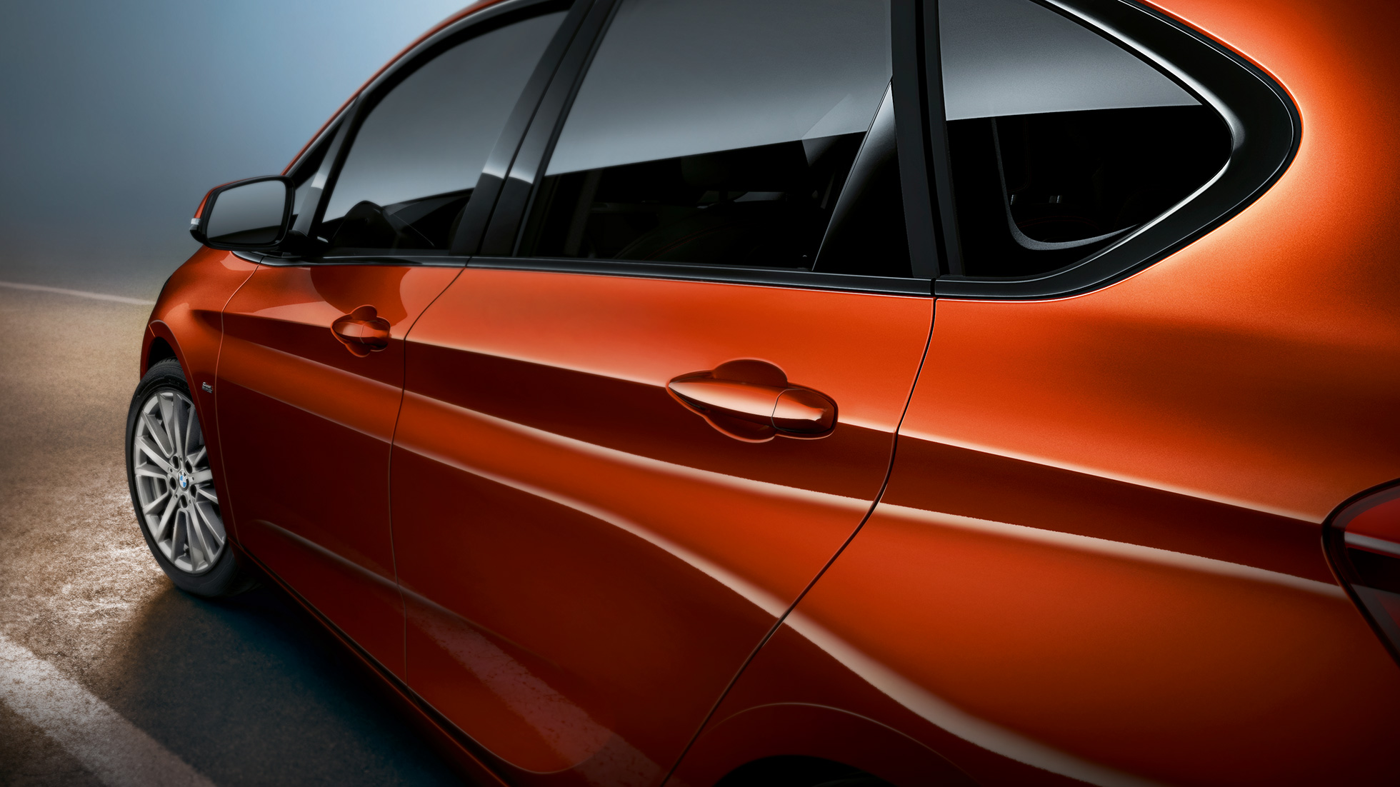 Vue en gros plan de profil de la BMW série 2 Active Tourer F45 BMW Série 2 Active Tourer F45 restylage 2018 Sunset Orange metallic vue en gros plan de profil