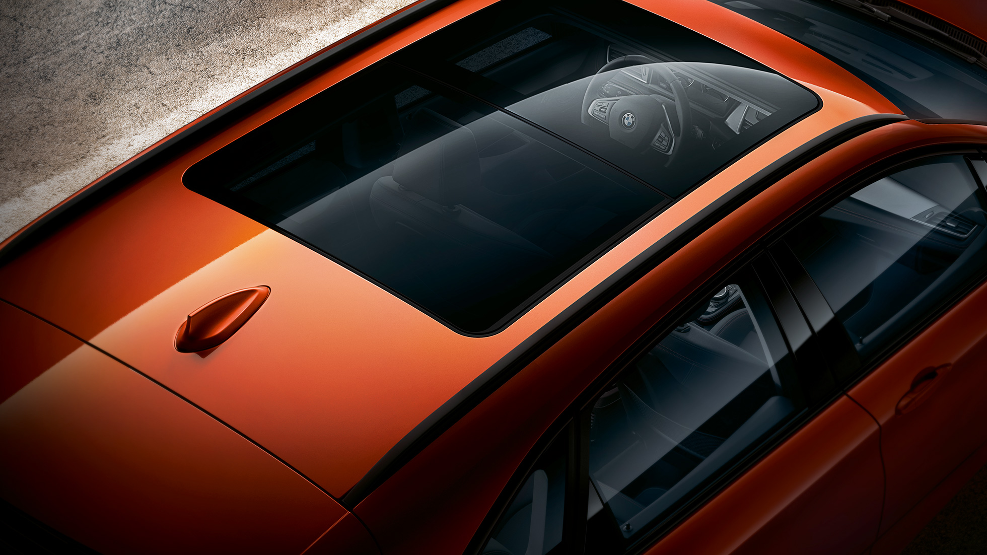 Toit panoramique de la BMW Série 2 Active Tourer F45 Toit panoramique de la BMW Série 2 Active Tourer F45 restylage 2018 Sunset Orange metallic vue en plongée