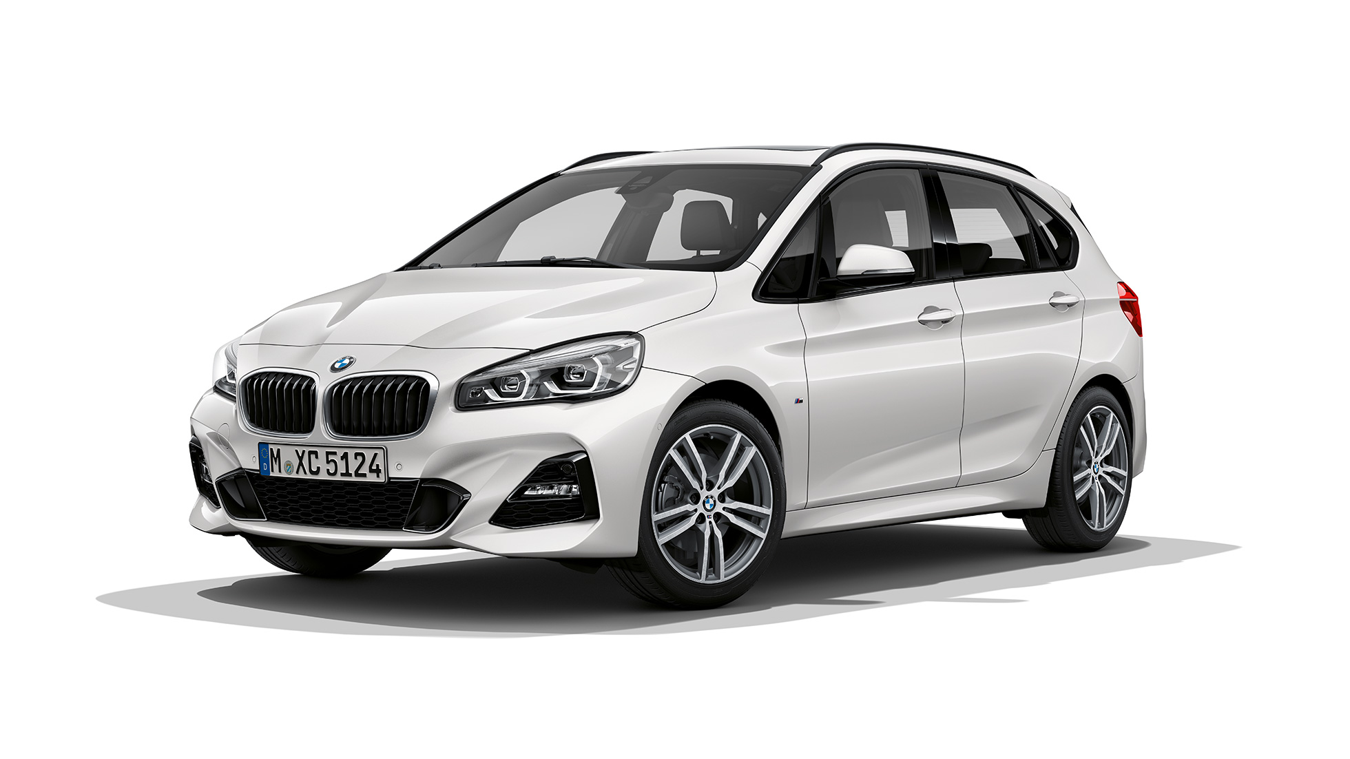 BMW 2er Active Tourer Modell M Sport F45 BMW 2er Active Tourer in Weiss 220d xDrive Modell M Sport F45 2018 Mineralweiss metallic Dreiviertel-Frontansicht