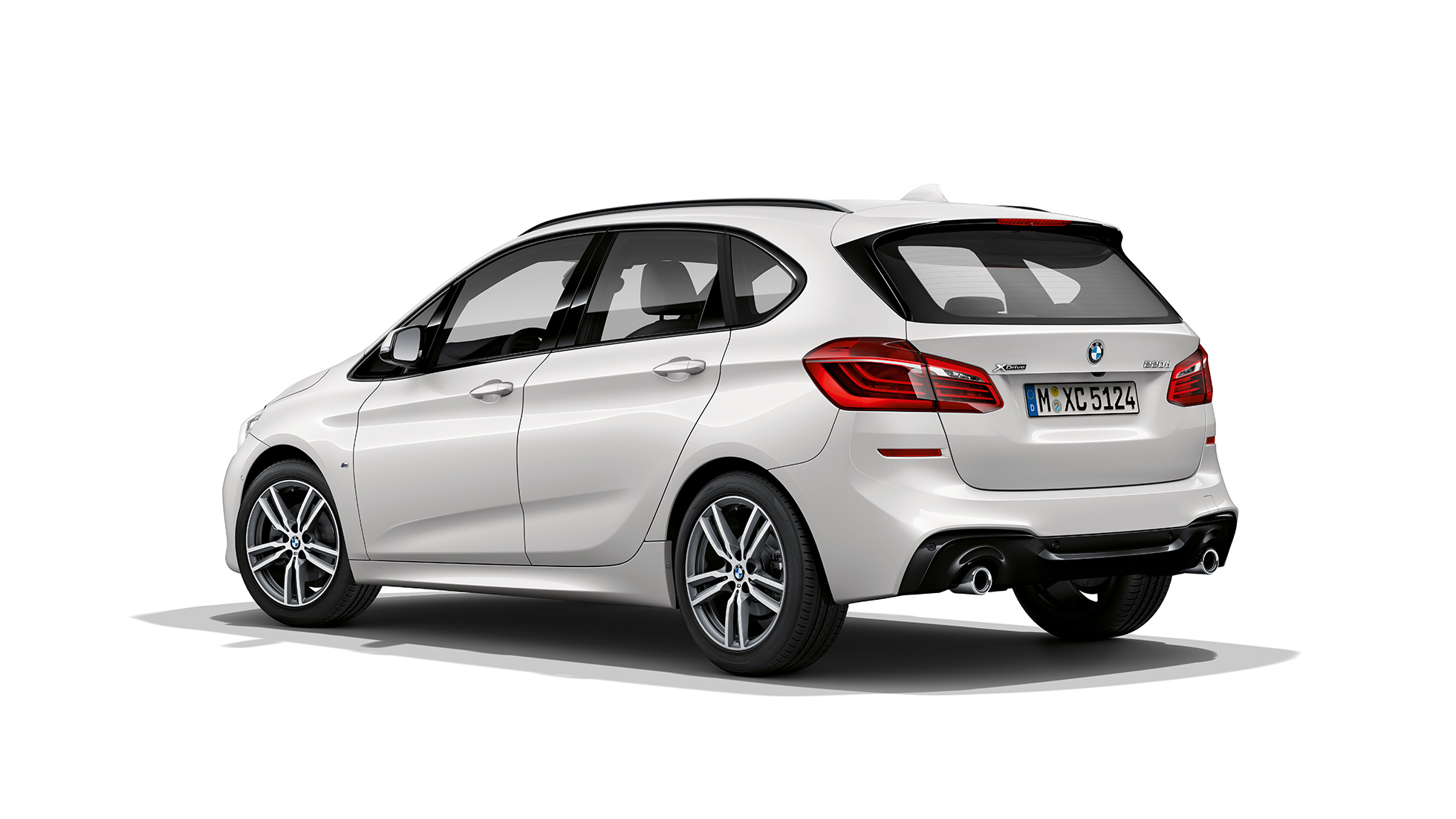 Dreiviertel-Heckansicht BMW 2er Active Tourer Modell M Sport F45 BMW 2er Active Tourer in Weiss 220d xDrive Modell M Sport F45 2018 Mineralweiss metallic Dreiviertel-Heckansicht