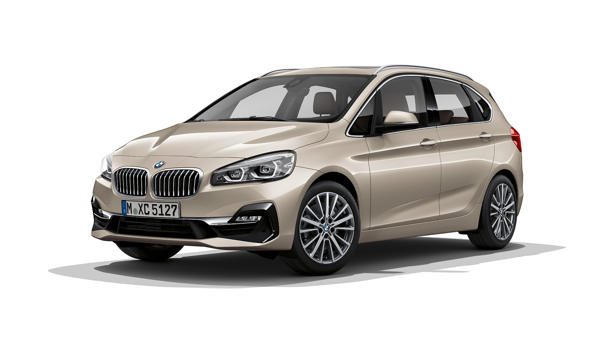 Dreiviertel-Frontansicht BMW 2er Active Tourer Modell Luxury Line F45 BMW 2er Active Tourer Modell Luxury Line 225i xDrive F45 2018 Jucarobeige metallic Dreiviertel-Frontansicht