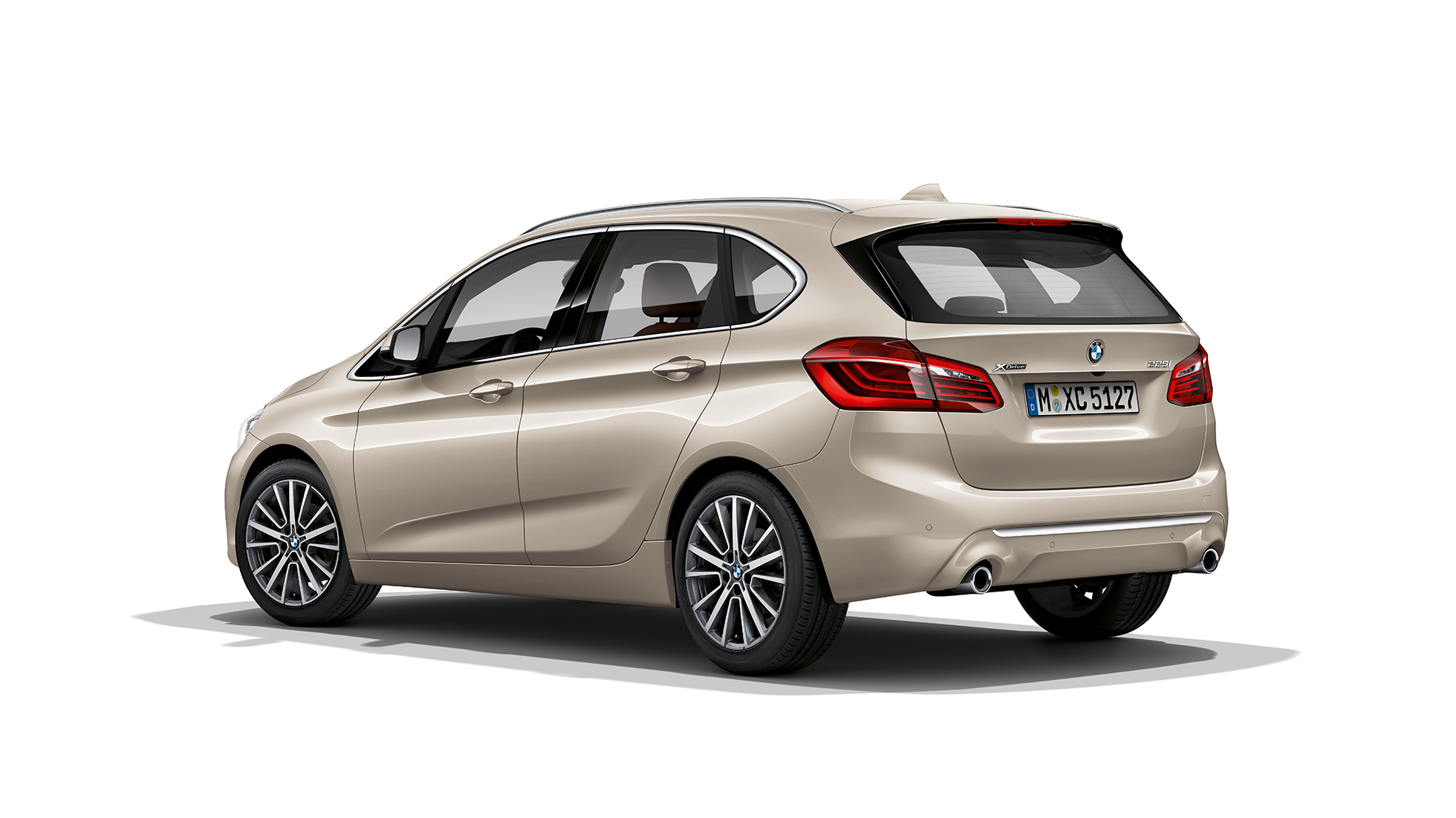 Dreiviertel-Heckansicht BMW 2er Active Tourer Modell Luxury Line F45 BMW 2er Active Tourer Modell Luxury Line 225i xDrive F45 2018 Jucarobeige metallic Dreiviertel-Heckansicht