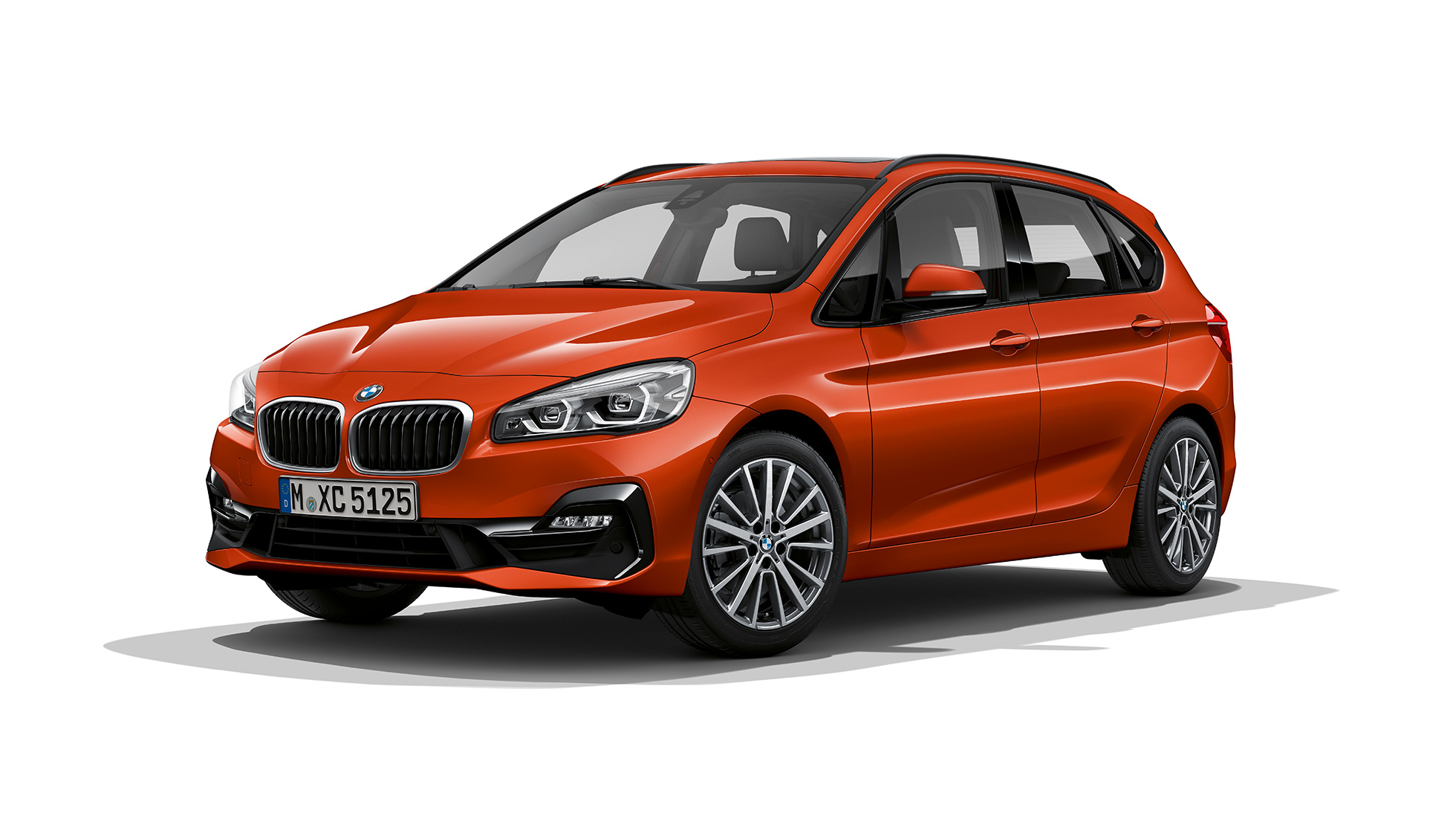 Dreiviertel-Frontansicht BMW 2er Active Tourer Modell Sport Line F45 BMW 2er Active Tourer Modell Sport Line 220i F45 2018 Sunset Orange metallic Dreiviertel-Frontansicht
