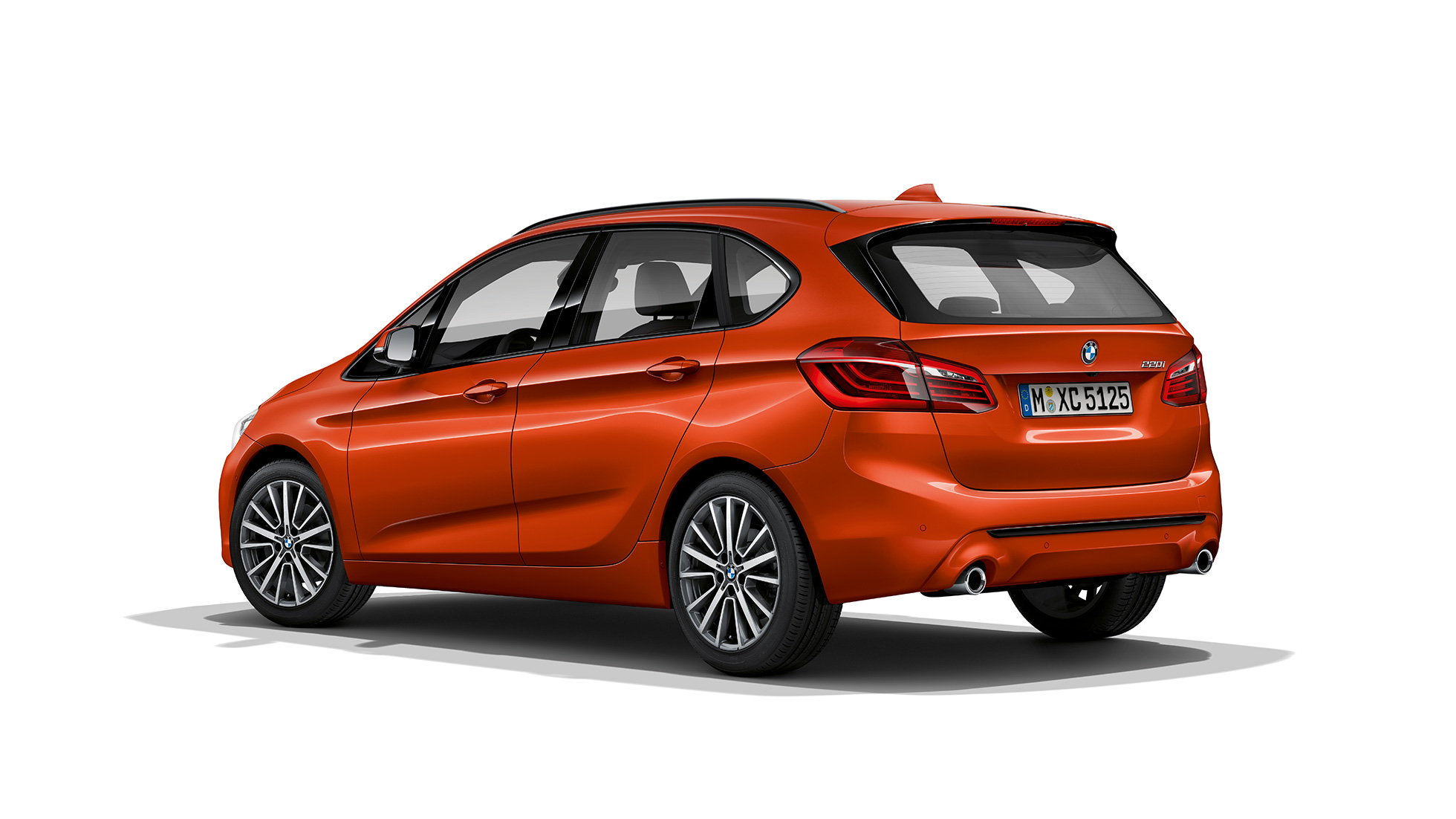 Dreiviertel-Heckansicht BMW 2er Active Tourer Modell Sport Line F45 BMW 2er Active Tourer Modell Sport Line 220i F45 2018 Sunset Orange metallic Dreiviertel-Heckansicht