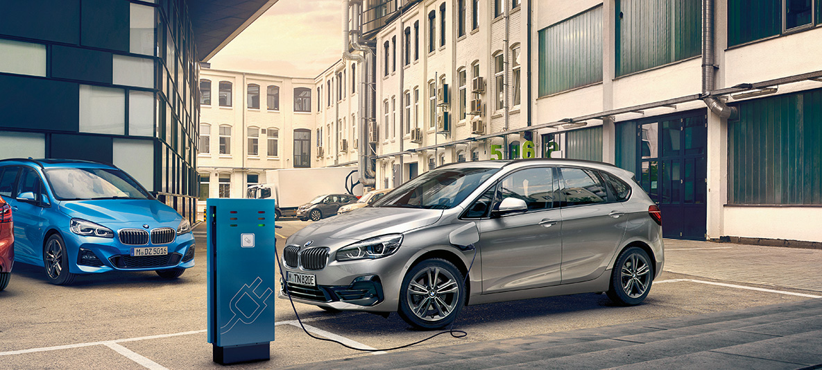 BMW 225xe Active Tourer Plug-in Hybrid F45 BMW 225xe Active Tourer Plug-in Hybrid F45 2018 à l'arrêt près d’une borne de recharge
