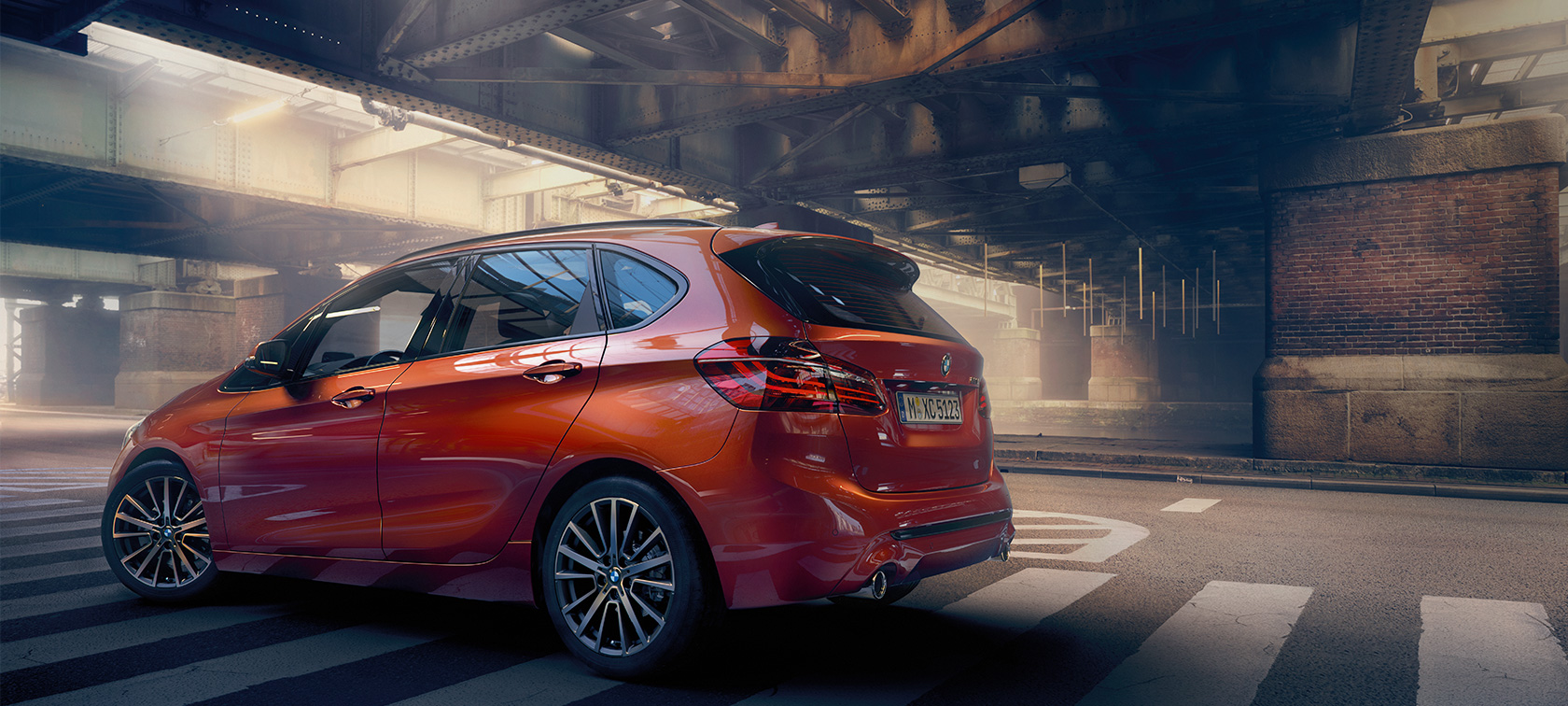 Seitenansicht BMW 2er Active Tourer F45 BMW 2er Active Tourer F45 Facelift 2018 Sunset Orange metallic Seitenansicht stehend in Halle