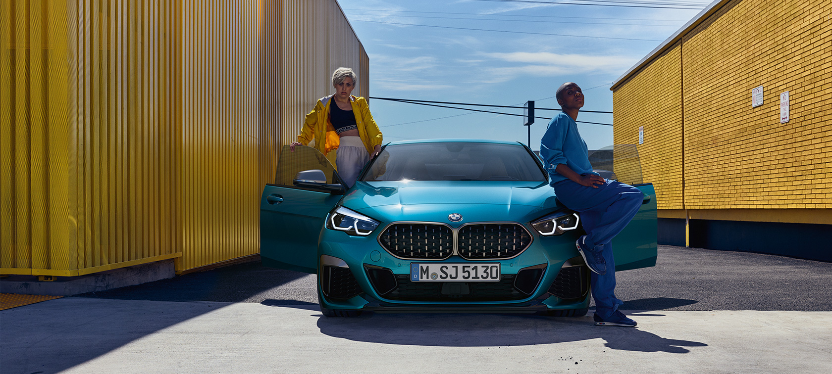 BMW Série 2 Gran Coupé, vue frontale avec portes avant ouvertes F44 BMW Série 2 Gran Coupé Snapper Rocks Blau metallic F44, vue de face avec portes avant ouvertes