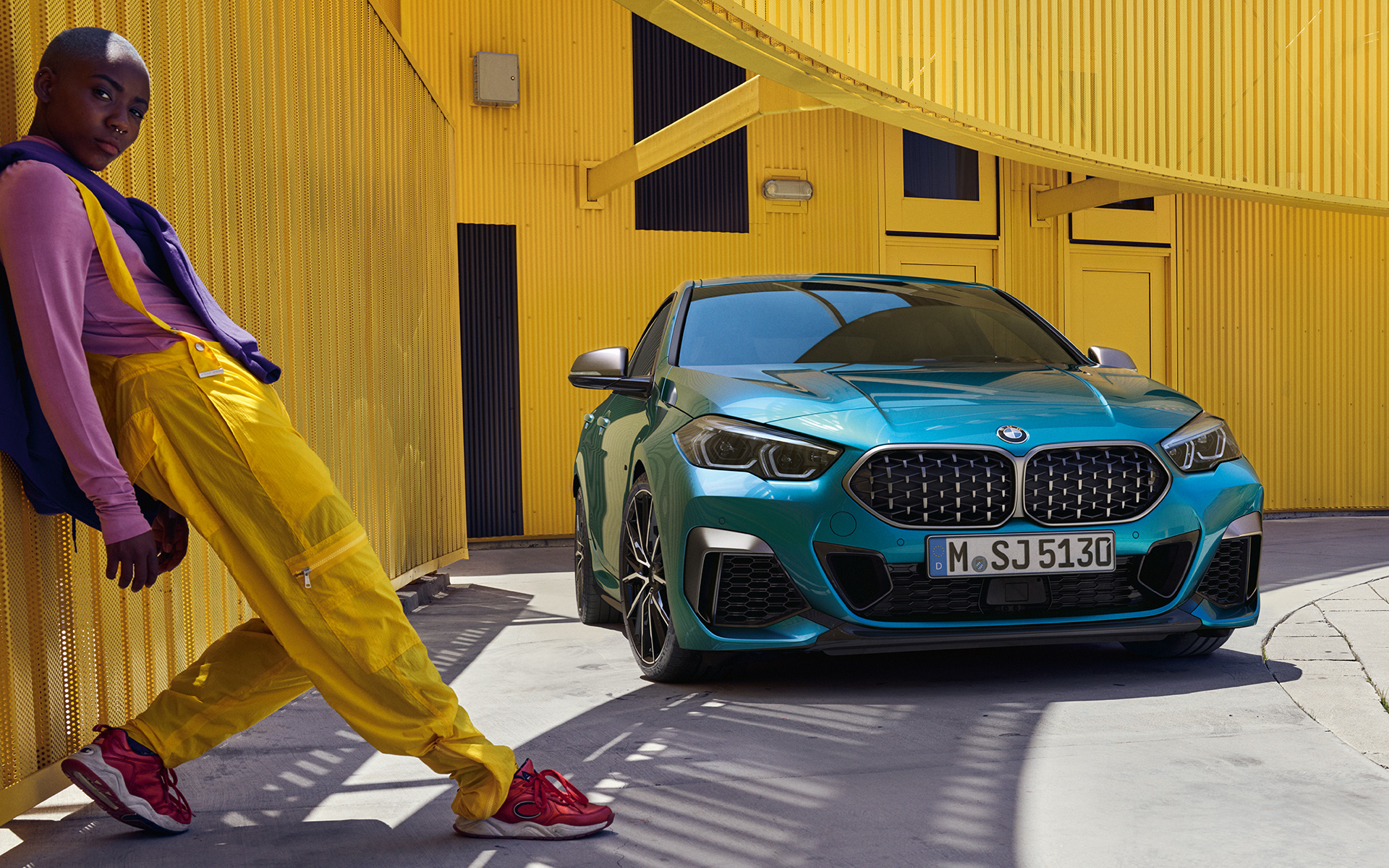 Frontale della BMW Serie 2 Gran Coupé F44 BMW Serie 2 Gran Coupé F44 con calandra a doppio rene con intreccio tridimensionale in Snapper Rocks Blue metallizzato,vista anteriore a tre quarti