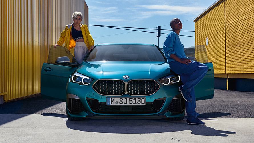 BMW Serie 2 Gran Coupé F44, vista anteriore BMW Serie 2 Gran Coupé F44 Snapper Rocks Blue metallizzato, vista anteriore con portiere aperte e due persone