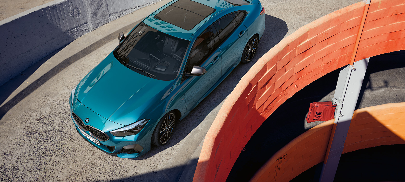 BMW Serie 2 Gran Coupé F44, vista anteriore a tre quarti dall’alto BMW Serie 2 Gran Coupé F44 Snapper Rocks Blue metallizzato, vista anteriore a tre quarti vista dall’alto