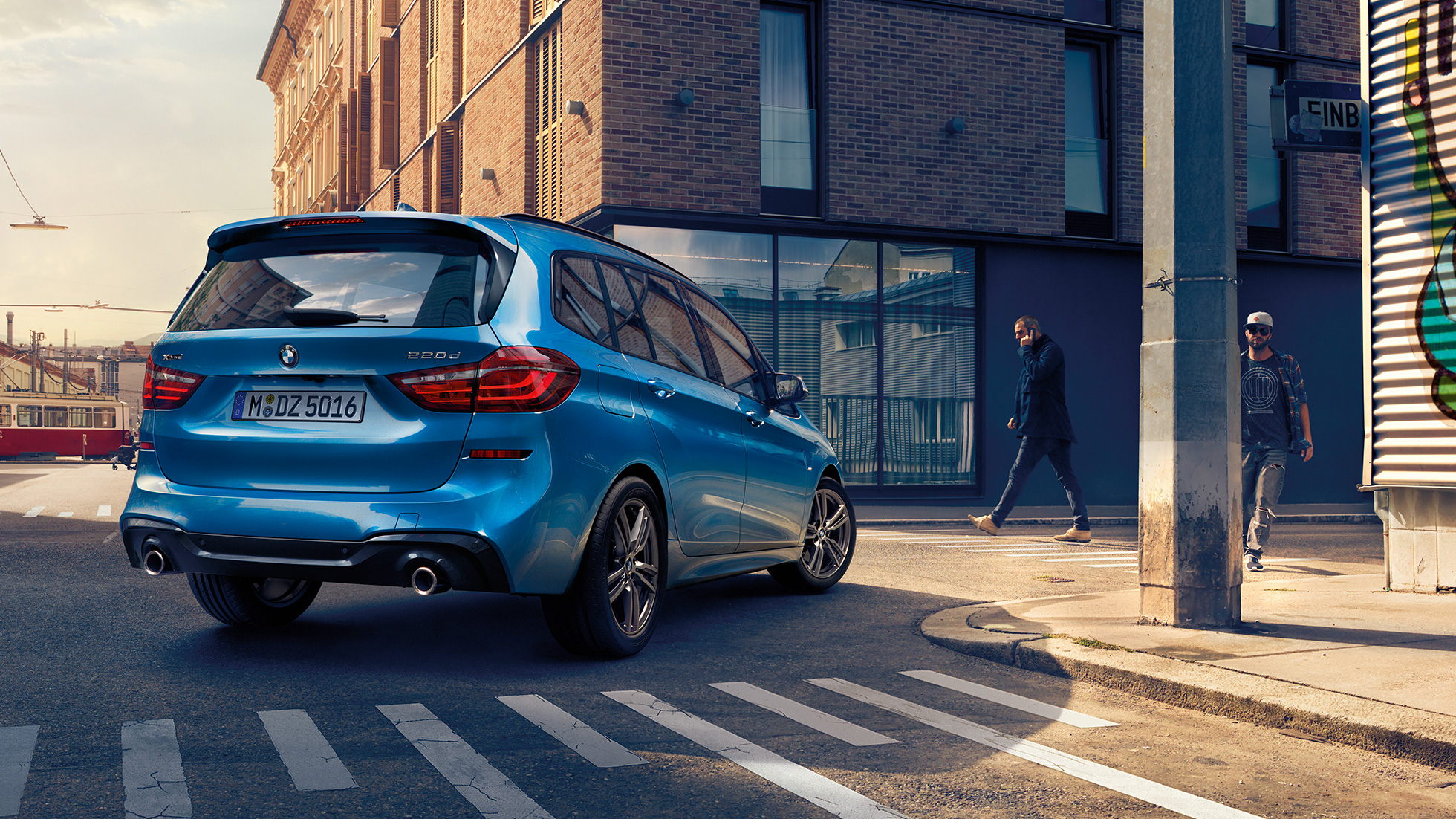 Esterni della BMW Serie 2 Gran Tourer F46 Esterni della BMW Serie 2 Gran Tourer 220d xDrive F46 Facelift 2018 Estoril Blue metallizzato vista posteriore a tre quarti in movimento in città