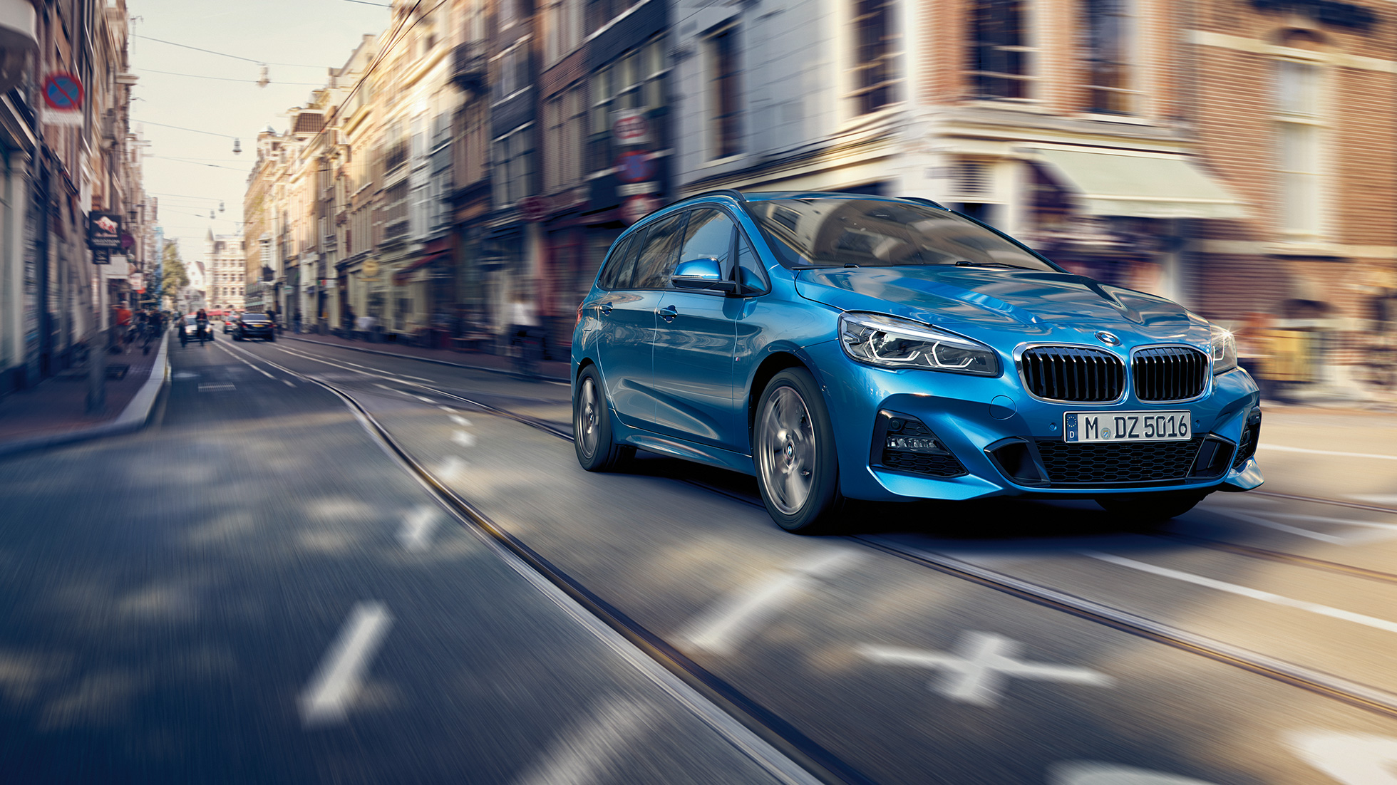 Dinamica di guida BMW Serie 2 Gran Tourer F46 Dinamica di guida della BMW Serie 2 Gran Tourer F46 Facelift 2018 Estoril Blue metallizzato vista anteriore a tre quarti in movimento in centro città
