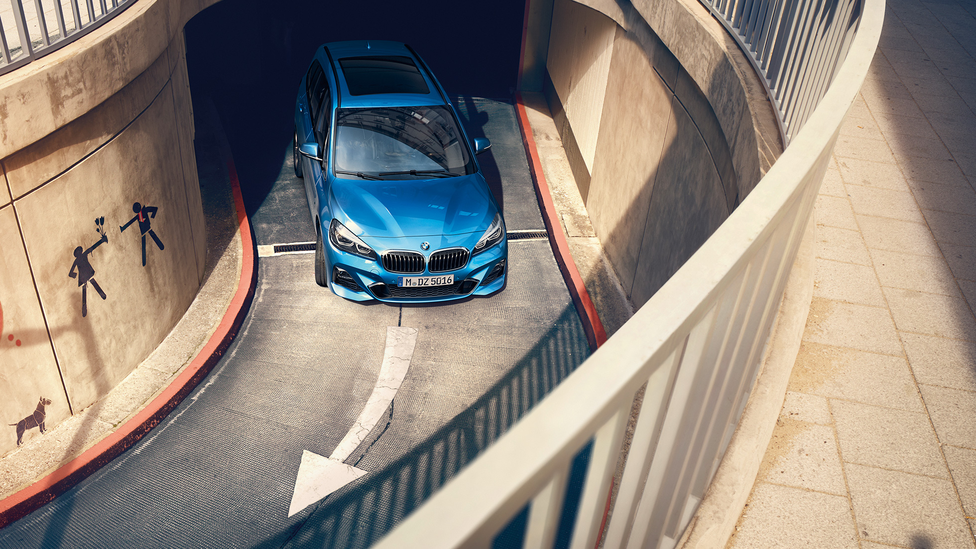 BMW Serie 2 Gran Tourer in movimento in un autosilo F46 BMW Serie 2 Gran Tourer F46 Facelift 2018 Estoril Blue metallizzato con prospettiva a volo di uccello in movimento in un autosilo