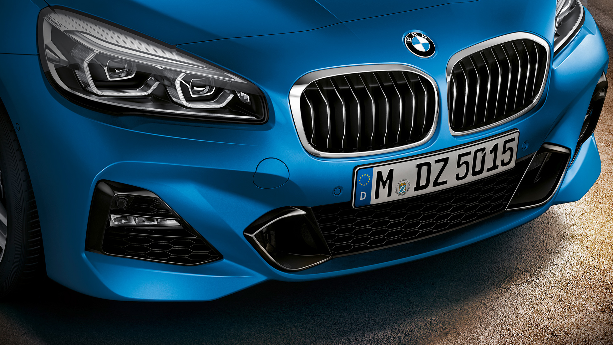 Calandra a doppio rene BMW Serie 2 Gran Tourer F46 Calandra a doppio rene della BMW Serie 2 Gran Tourer F46 Facelift 2018 Estoril Blue metallizzato primo piano del frontale