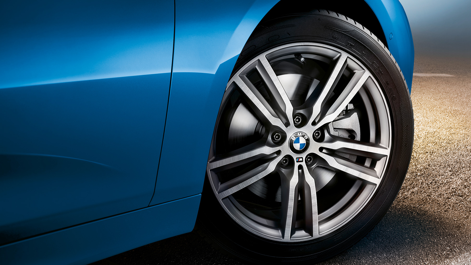 Cerchi in lega leggera della BMW Serie 2 Gran Tourer F46 Cerchi in lega leggera della BMW Serie 2 Gran Tourer F46 Facelift 2018 Estoril Blue metallizzato primo piano