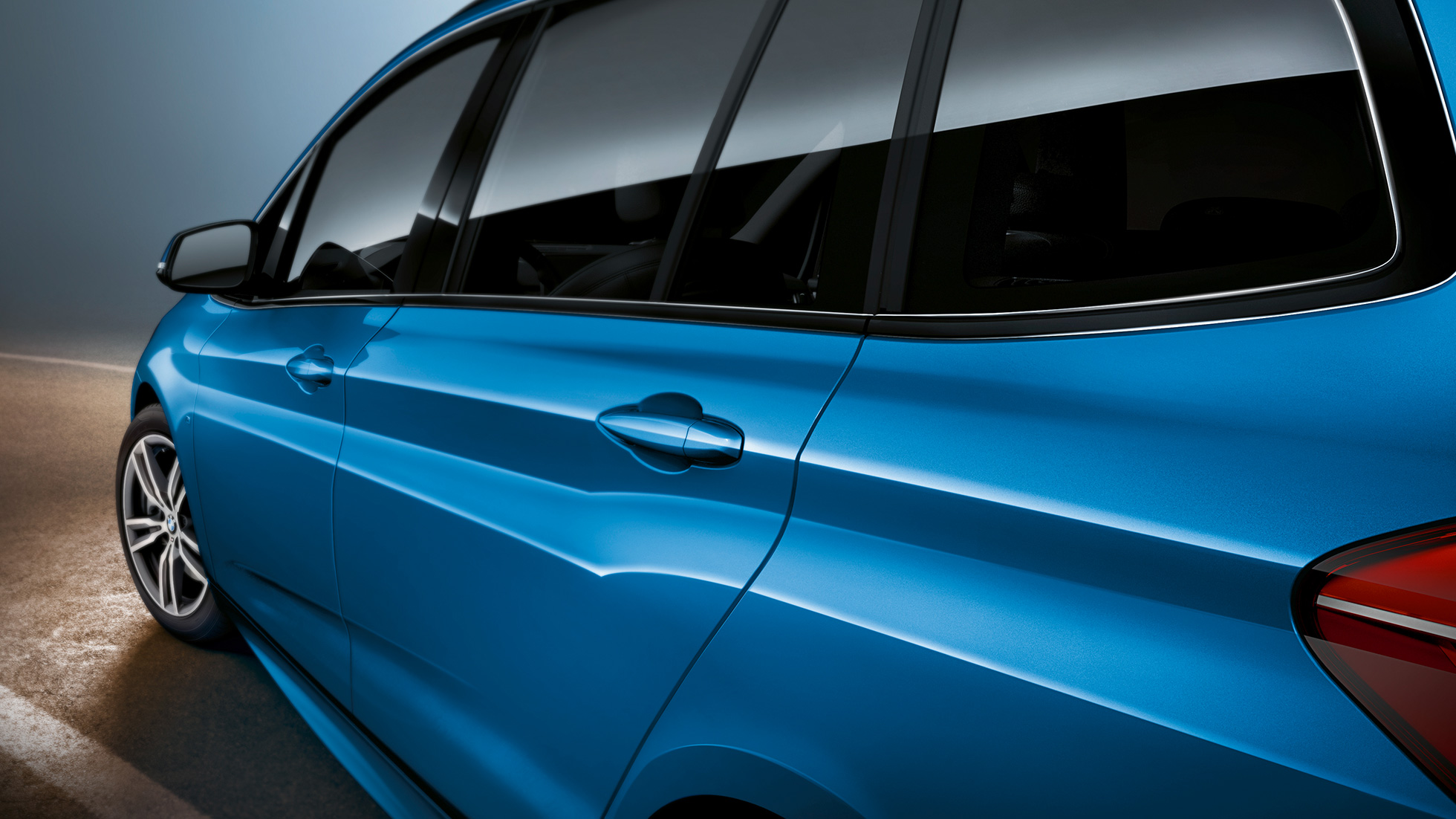 Fiancata della BMW Serie 2 Gran Tourer F46 Fiancata della BMW Serie 2 Gran Tourer F46 Facelift 2018 Estoril Blue metallizzato primo piano