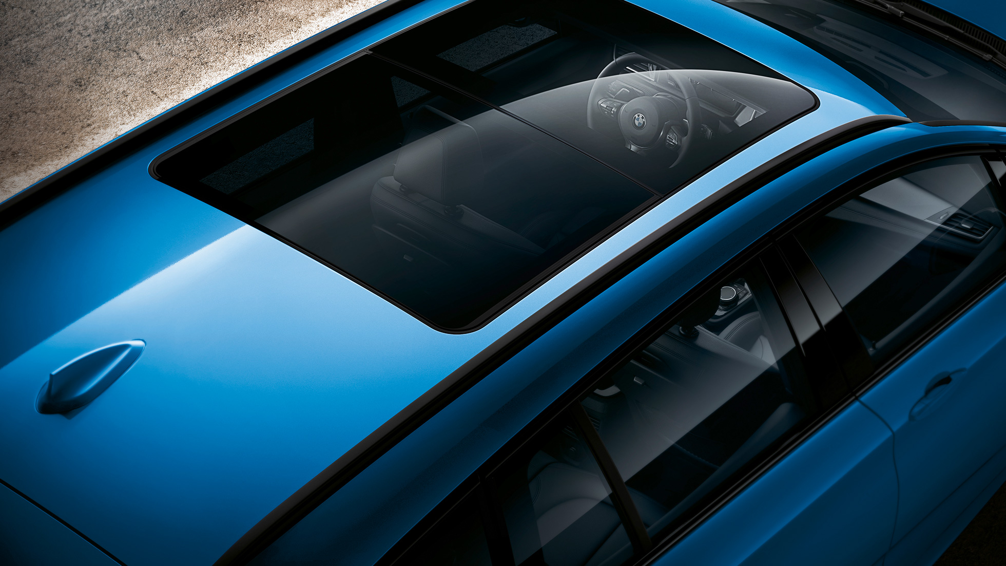 Tetto panoramico in vetro della BMW Serie 2 Gran Tourer F46 Tetto panoramico di vetro della BMW Serie 2 Gran Tourer F46 Facelift 2018 Estoril Blue metallizzato con prospettiva a volo di uccello F46
