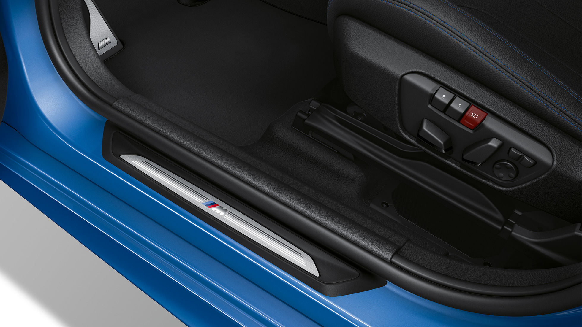 Einstiegsleisten BMW 2er Gran Tourer Modell M Sport F46 Einstiegsleisten BMW 2er Gran Tourer 220d xDrive Modell M Sport F46 2018 Estoril Blau metallic Nahaufnahme