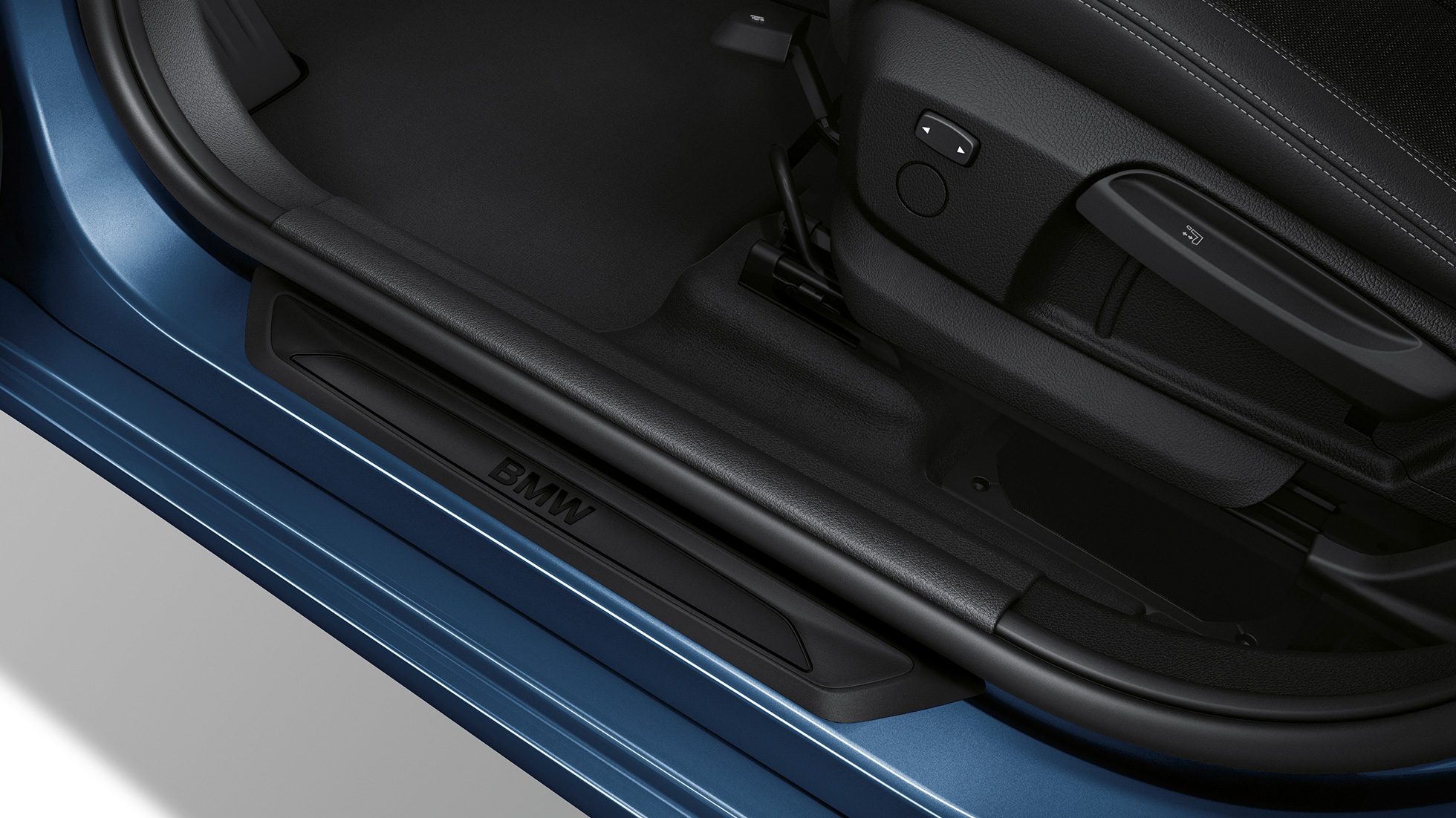 Einstiegsleisten BMW 2er Gran Tourer Modell Advantage F46 Einstiegsleisten BMW 2er Gran Tourer 218i Modell Advantage F46 2018 Mediterranblau metallic Nahaufnahme