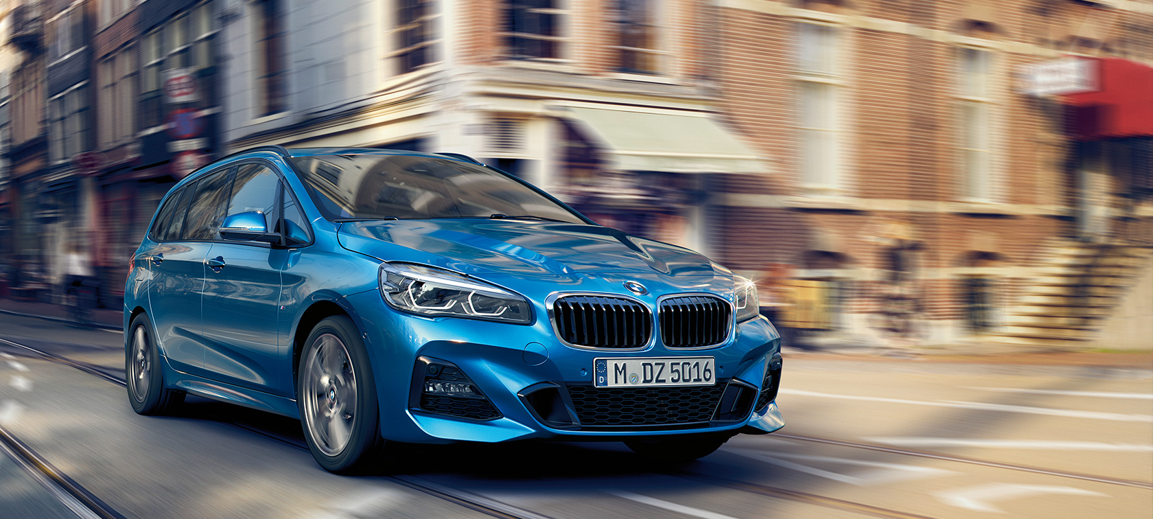 BMW Serie 2 Gran Tourer in movimento su strada F46 BMW Serie 2 Gran Tourer F46 Facelift 2018 Estoril Blue metallizzato vista anteriore a tre quarti in movimento su strada