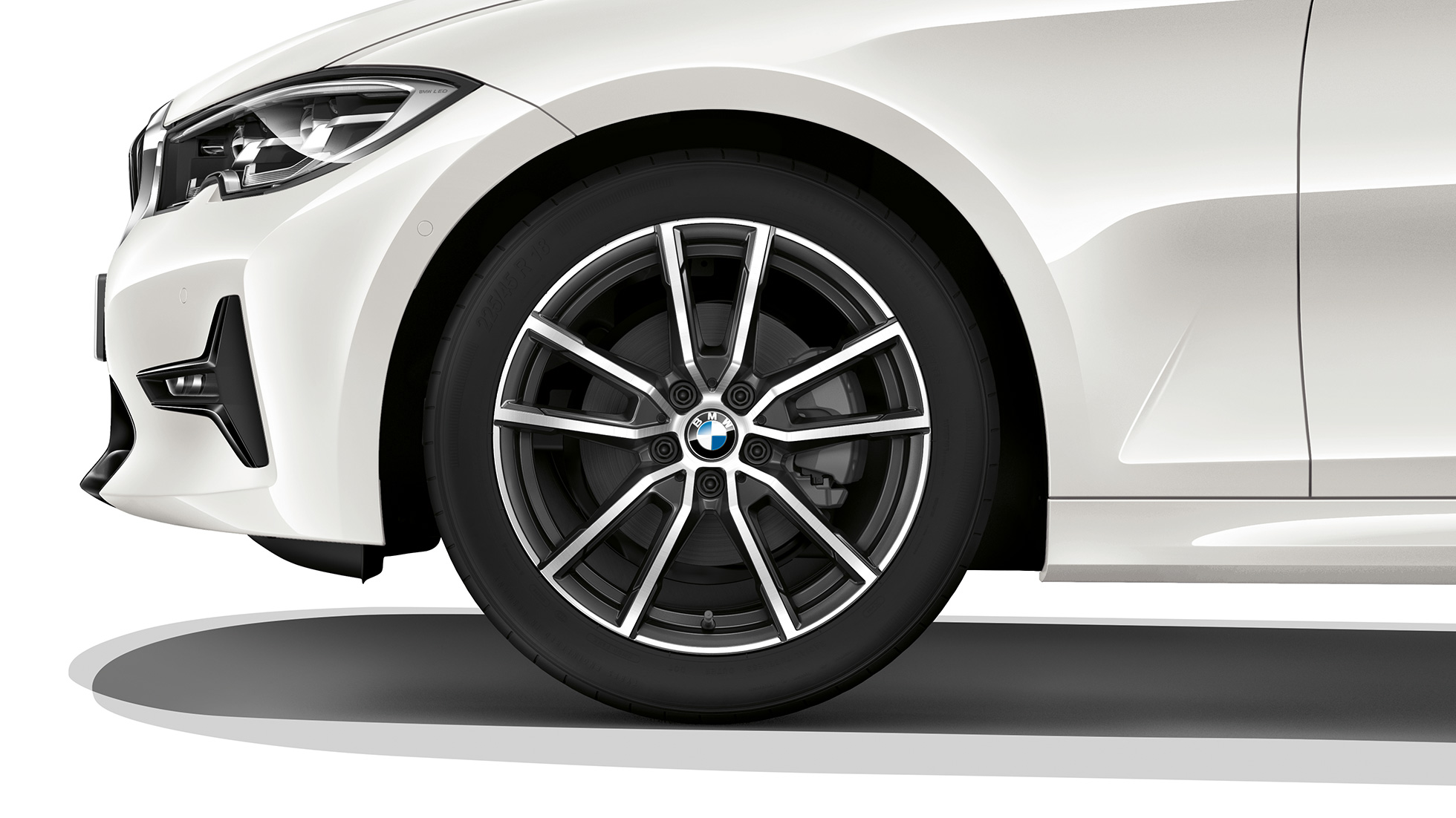 BMW Série 3 Berline, jante en alliage léger du Modèle Sport. G20 Gros plan d’une jante en alliage léger de la BMW Série 3 Berline, dotée de l’équipement du Modèle Sport. G20