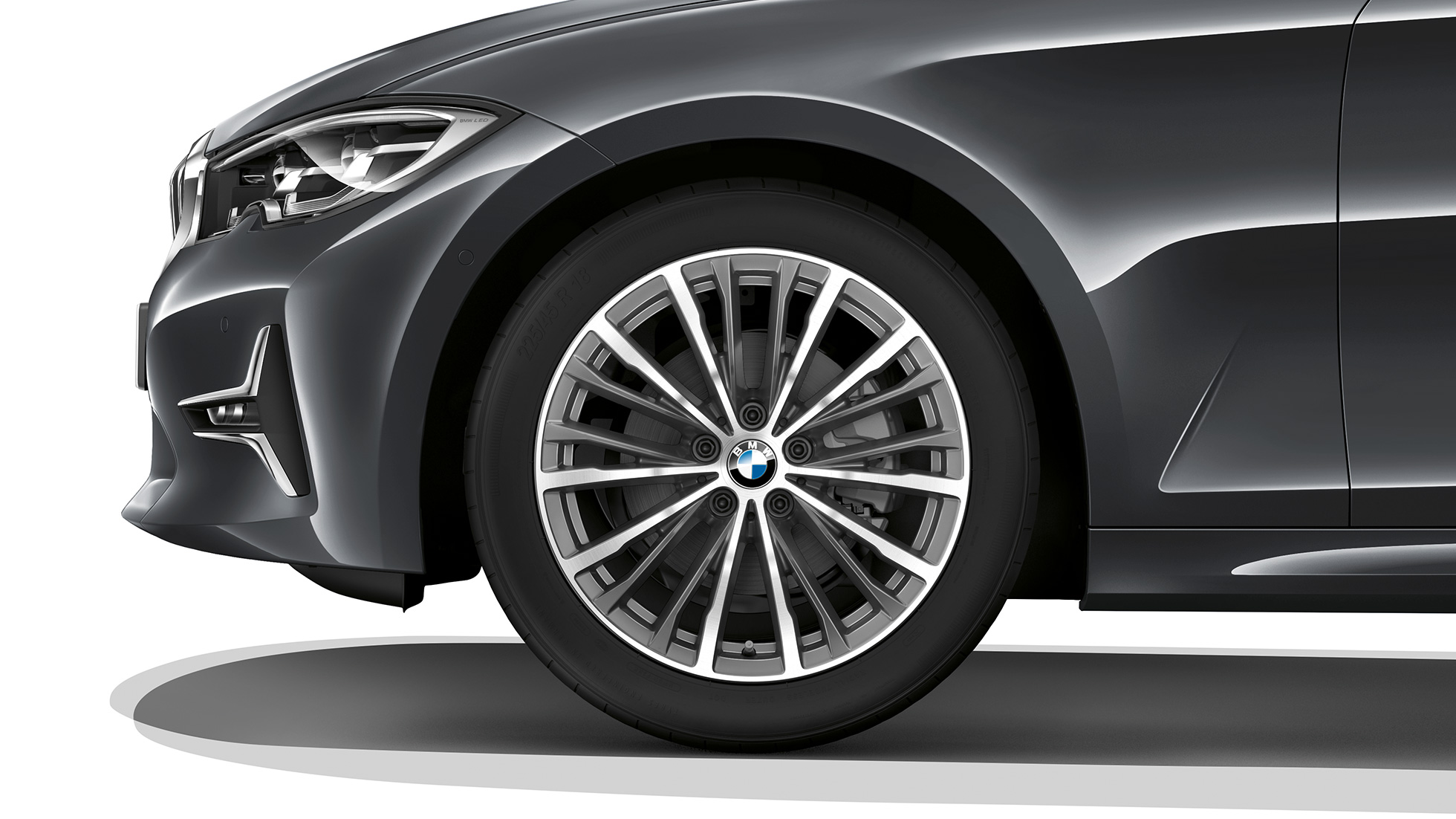 BMW Série 3 Berline, jante du Modèle Luxury. G20 Gros plan d’une jante en alliage léger de la BMW Série 3 Berline, dotée de l’équipement du Modèle Luxury. G20