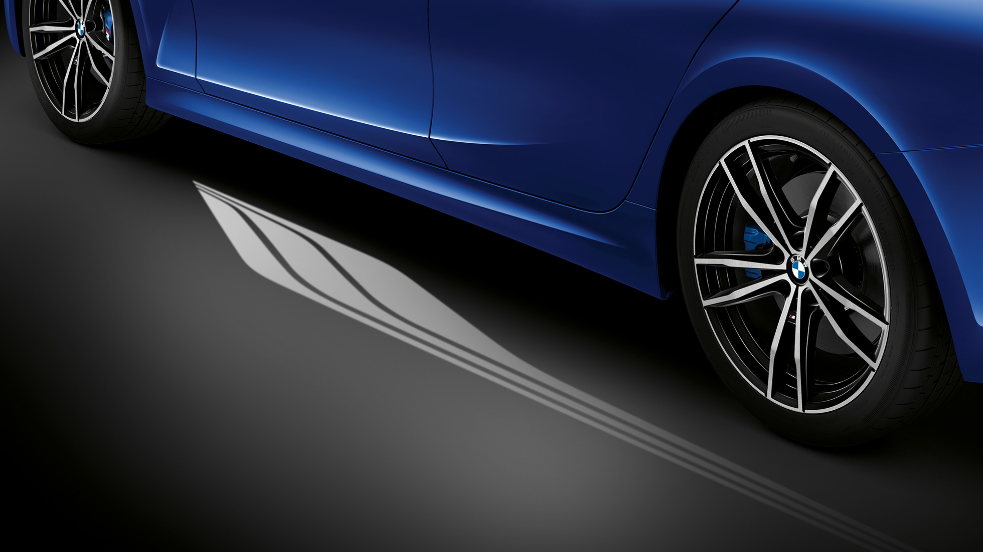 BMW Serie 3 Berlina, Ambient Light G20 Vista anteriore del cockpit zona guidatore della BMW Serie 3 Berlina con vano piedi illuminato in blu dall’Ambient Light. G20