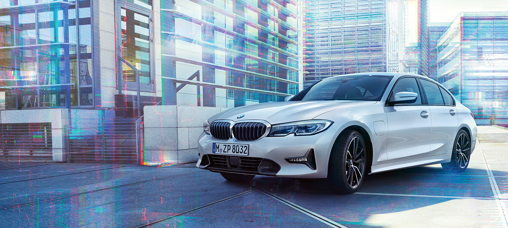 BMW Série 3 Berline 330e iPerformance. Vue à trois-quarts face de la BMW Série 3 Berline 330e iPerformance dans un décor urbain