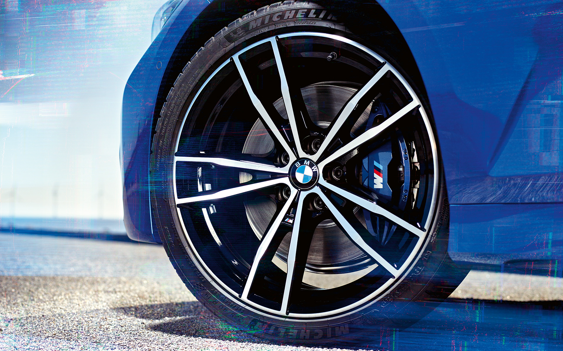 BMW Serie 3 Berlina (G20), cerchi in lega leggera nº 791 M. Primo piano dei cerchi in lega leggera da 19'' nº 791 M Jetblack della BMW Serie 3 Berlina (G20).