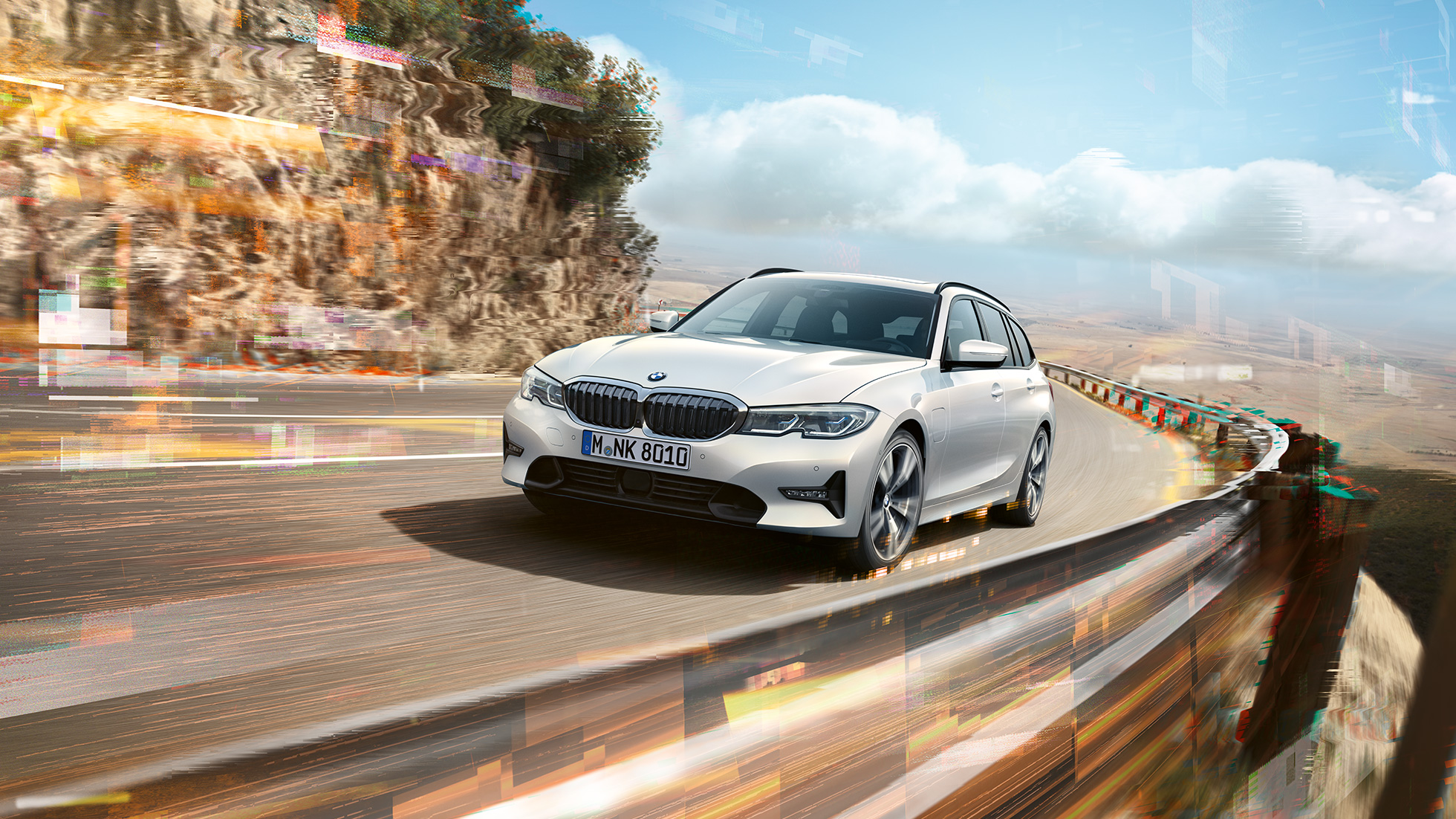 BMW Série 3 Touring, BMW 330e Plug-in Hybrid G21 BMW Série 3 Touring, BMW 330e Plug-in Hybrid roulant sur un pont G21