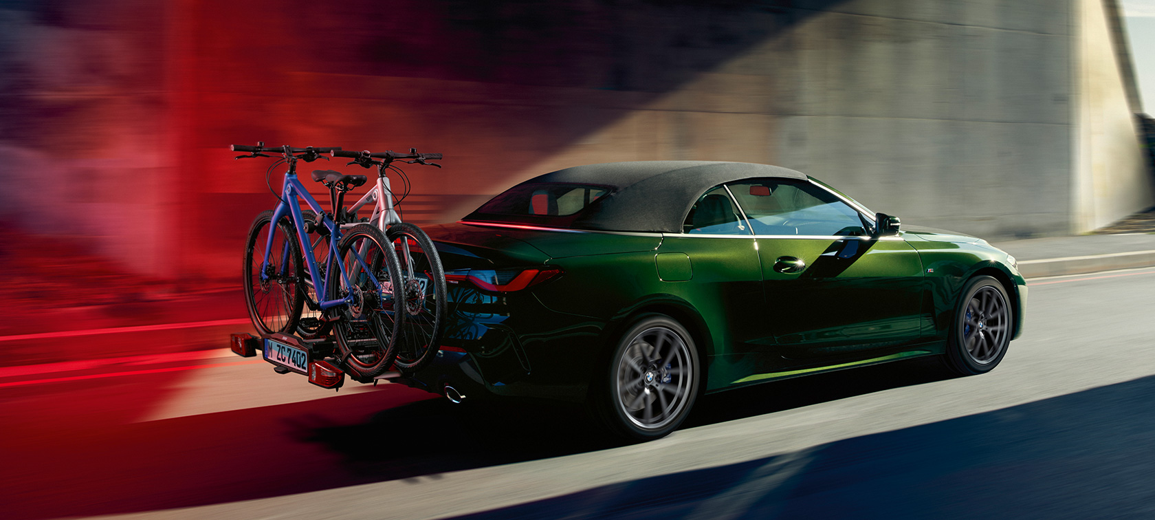 Dreiviertel-Heckansicht mit BMW Fahrradheckträger Pro 2.0 BMW 4er Cabrio G23 2020 BMW 4er Cabrio G23 2020 Sanremo Green metallic Dreiviertel-Heckansicht mit BMW Fahrradheckträger Pro 2.0