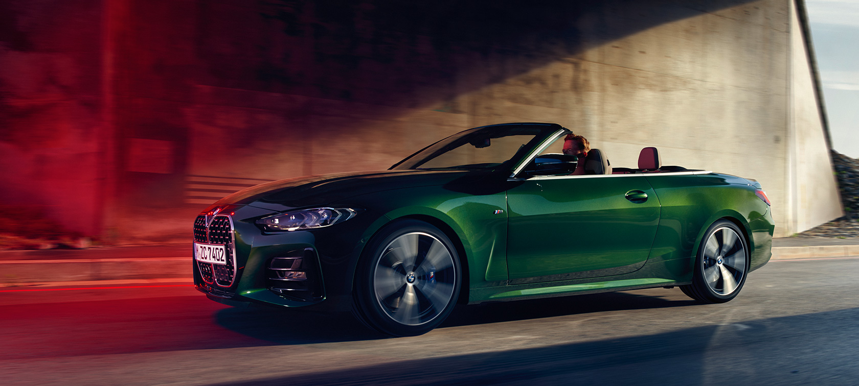 Dreiviertel-Seitenansicht BMW 4er Cabrio G23 2020 fahrend BMW 4er Cabrio G23 2020 Sanremo Green metallic Dreiviertel-Seitenansicht fahrend