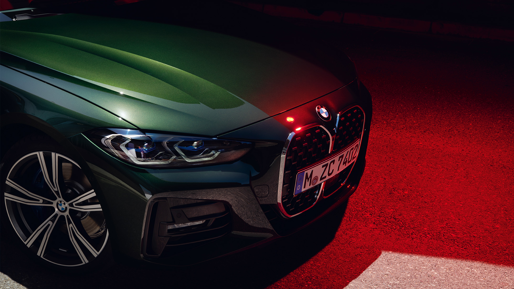 Frontansicht Doppelniere BMW 4er Cabrio G23 2020 BMW 4er Cabrio G23 2020 Sanremo Green metallic Frontansicht stehend Nahaufnahme Doppelniere