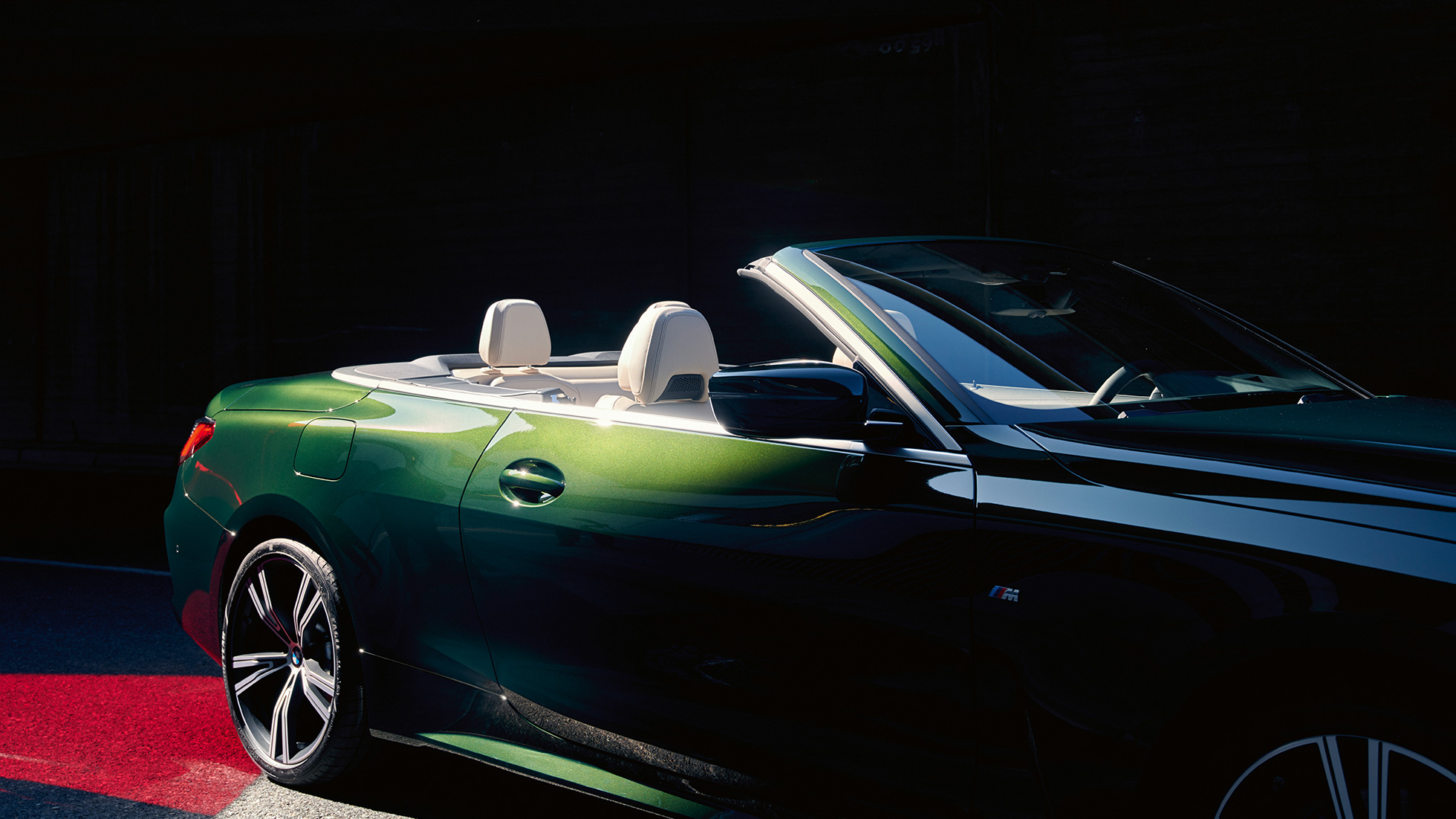 Dreiviertel-Frontansicht BMW 4er Cabrio G23 2020 fahrend BMW 4er Cabrio G23 2020 Sanremo Green metallic Dreiviertel-Frontansicht fahrend