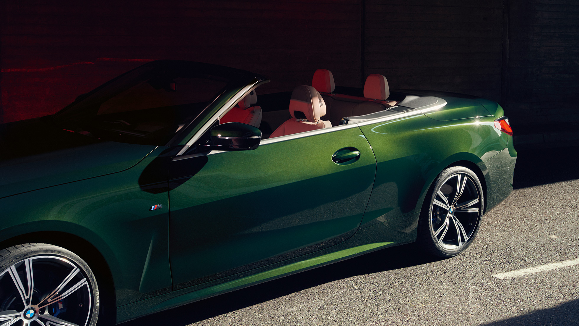 Frau fährt ein BMW 4er Cabrio G23 2020 Frau fährt ein BMW 4er Cabrio G23 2020 Innenraum