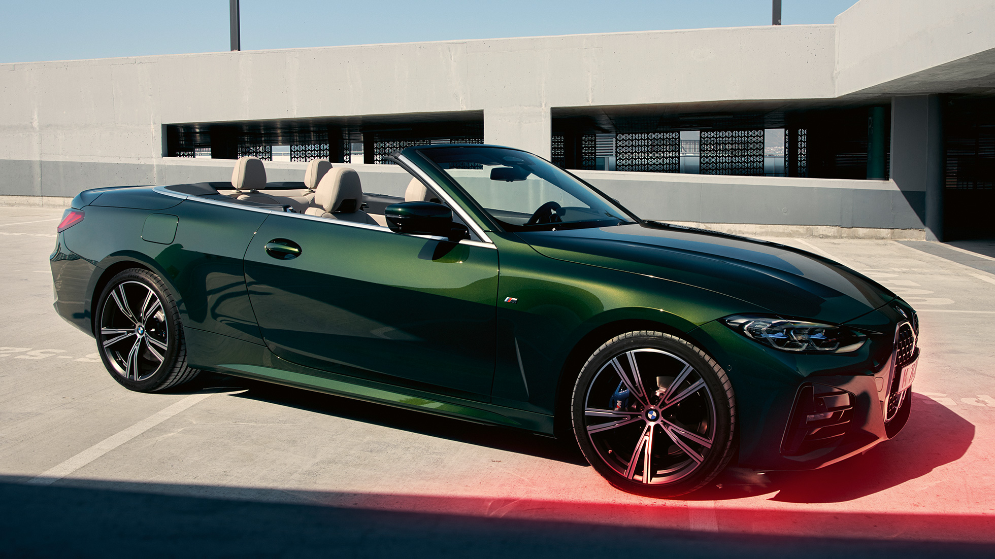 Dreiviertel-Frontansicht BMW 4er Cabrio G23 2020 mit Mann BMW 4er Cabrio G23 2020 Sanremo Green metallic Dreiviertel-Frontansicht mit Mann daneben