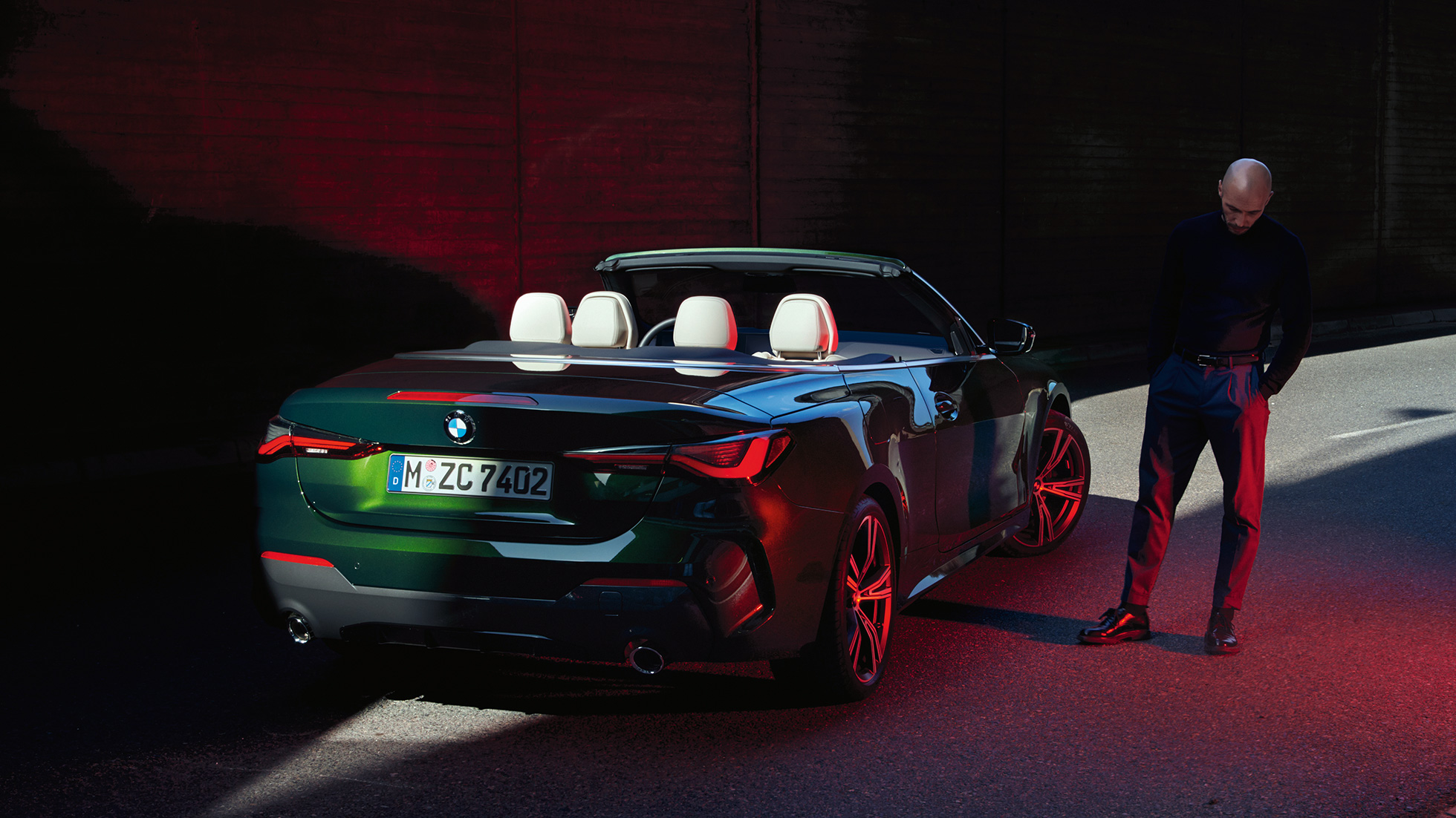 Dreiviertel-Heckansicht mit Heckleuchten BMW 4er Cabrio G23 2020 BMW 4er Cabrio G23 2020 Sanremo Green metallic Dreiviertel-Heckansicht mit Heckleuchten