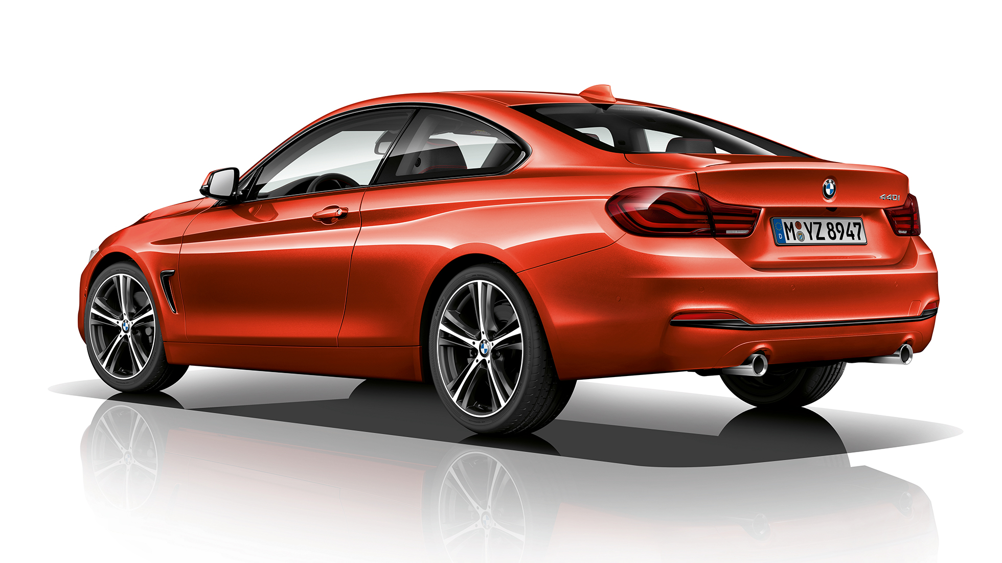 BMW Serie 4 Coupé, Versione Sport Line, ripresa posteriore a tre quarti BMW Serie 4 Coupé, Versione Sport Line, ripresa posteriore a tre quarti