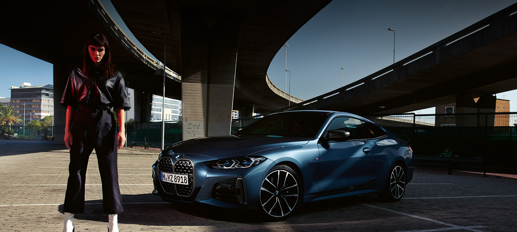 Dreiviertel-Frontansicht BMW 4er Coupé G22 2020 BMW 4er Coupé G22 2020 Arctic Race Blue metallic Dreiviertel-Frontansicht mit Model