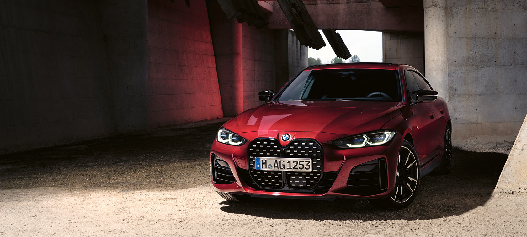 BMW Serie 4 Gran Coupé G26 2021 BMW Individual Aventurine Red metallizzato Vista anteriore a tre quarti