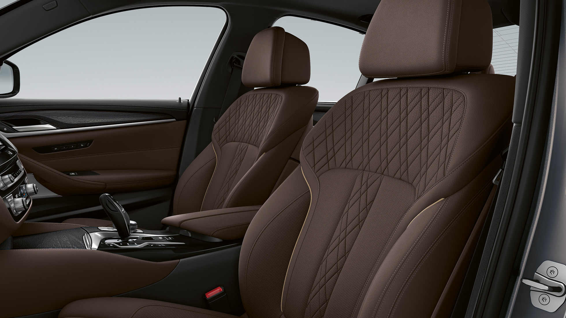 BMW Série 5 Berline G30 Luxury Line, sellerie Sellerie en cuir Nappa Mokka exclusif avec surpiqûre exclusive et passepoil contrasté de l’habitacle de la BMW Série 5 Berline 520d xDrive G30 2020 Luxury Line