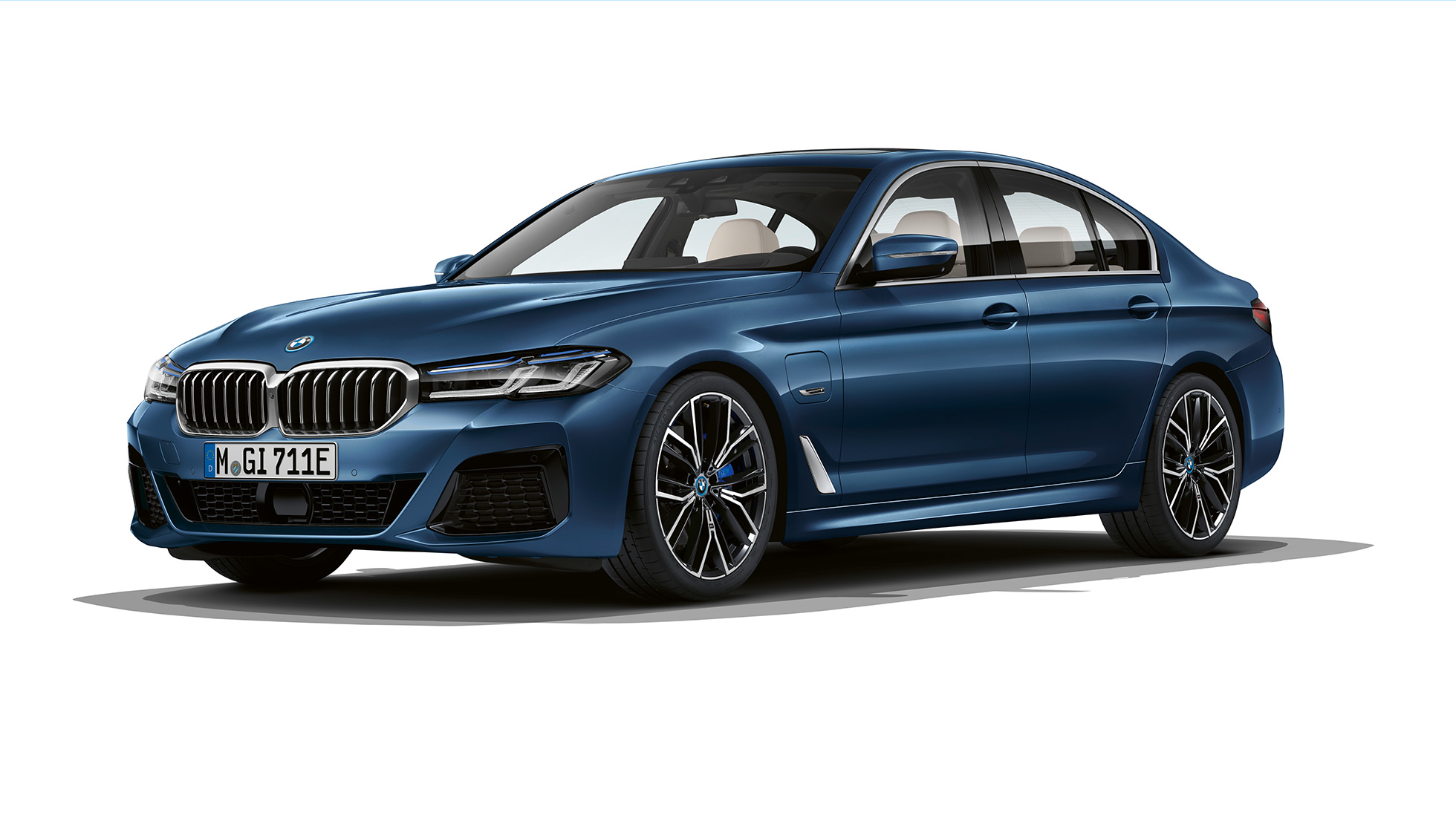 Kit M Sport de la BMW Série 5 Berline Plug-in Hybrid, avant G30 Kit M Sport de la BMW Série 5 Berline 520d xDrive G30 2020 en Alpinweiß, vue de trois quarts avant