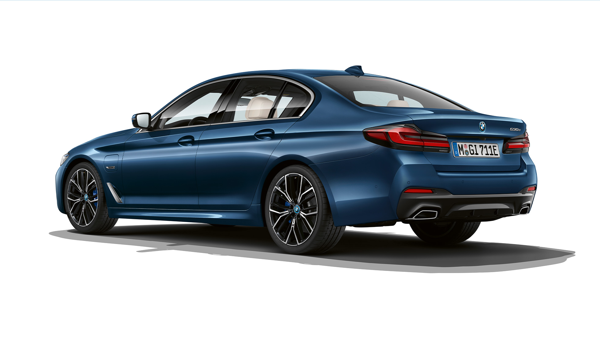 Kit M Sport de la BMW Série 5 Plug-in Hybrid Berline, arrière G30 Kit M Sport de la BMW Série 5 Berline 520d xDrive G30 2020 en Alpinweiß, vue de trois quarts arrière
