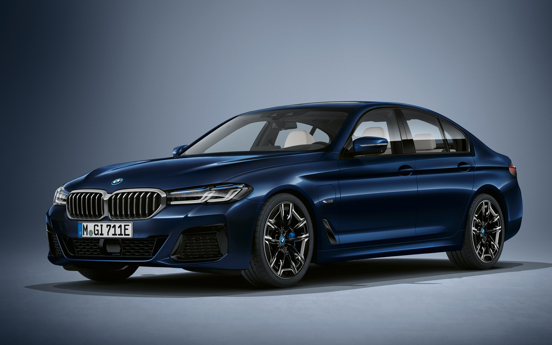 BMW 5er Limousine Individual G30 Facelift 2020 Dreiviertel-Front stehend in BMW Individual Tansanitblau metallic